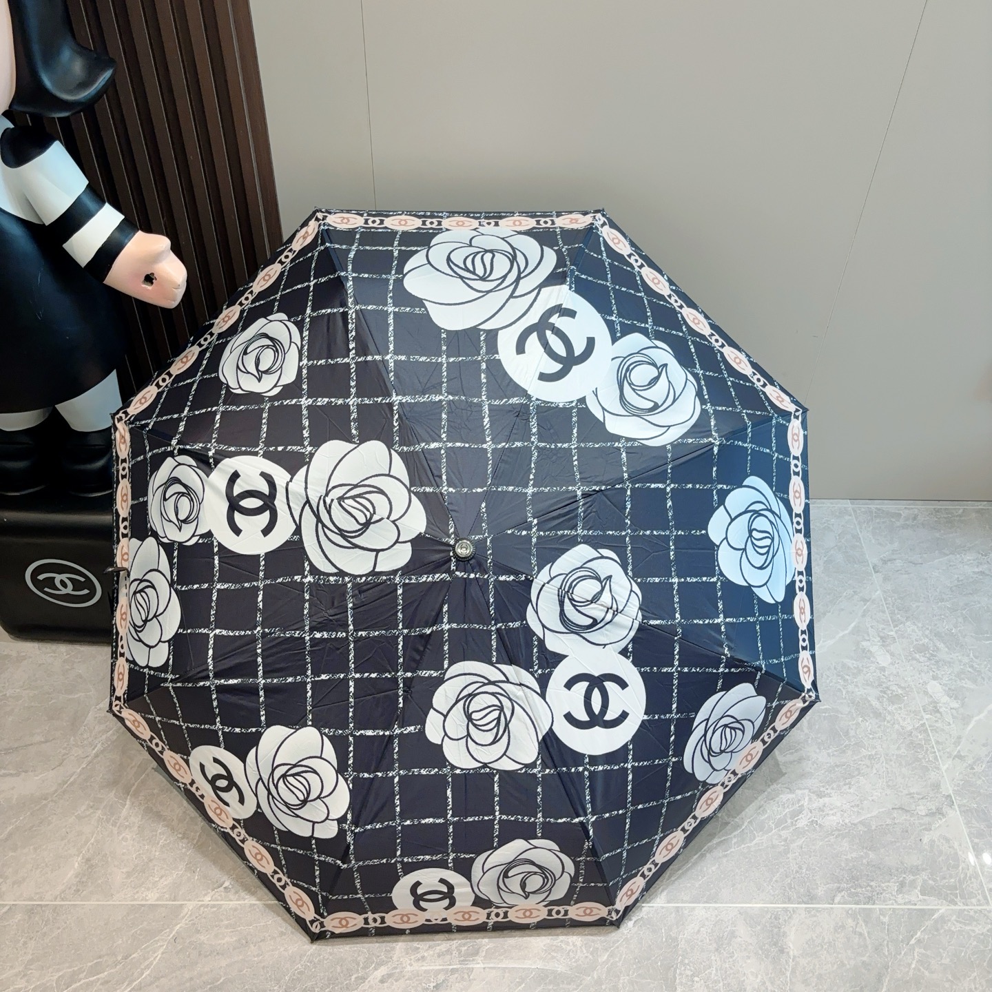  CHANEL（香奈儿）三折自动折叠晴雨伞 集合香奈儿灵魂LOGO为一体的设计风格高雅奢华 带在身上带来