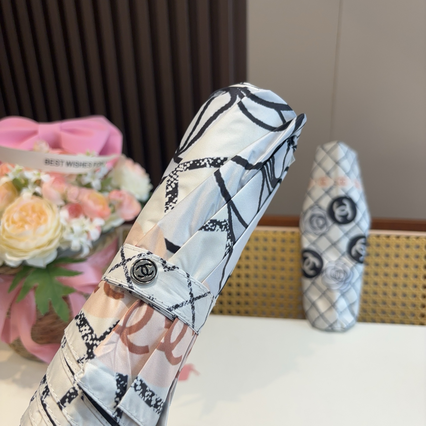 CHANEL（香奈儿）三折自动折叠晴雨伞 集合香奈儿灵魂LOGO为一体的设计风格高雅奢华 带在身上带来