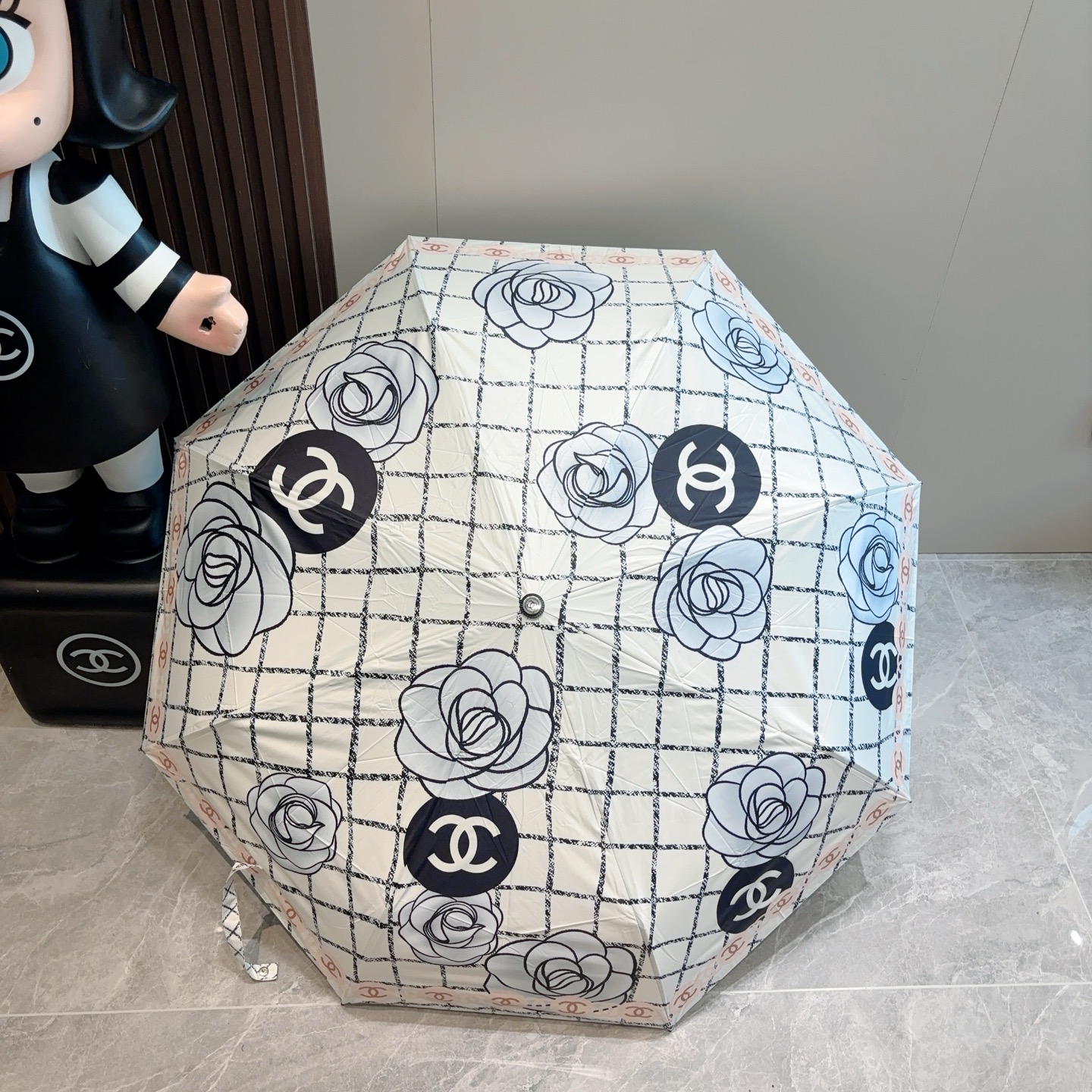  CHANEL（香奈儿）三折自动折叠晴雨伞 集合香奈儿灵魂LOGO为一体的设计风格高雅奢华 带在身上带来
