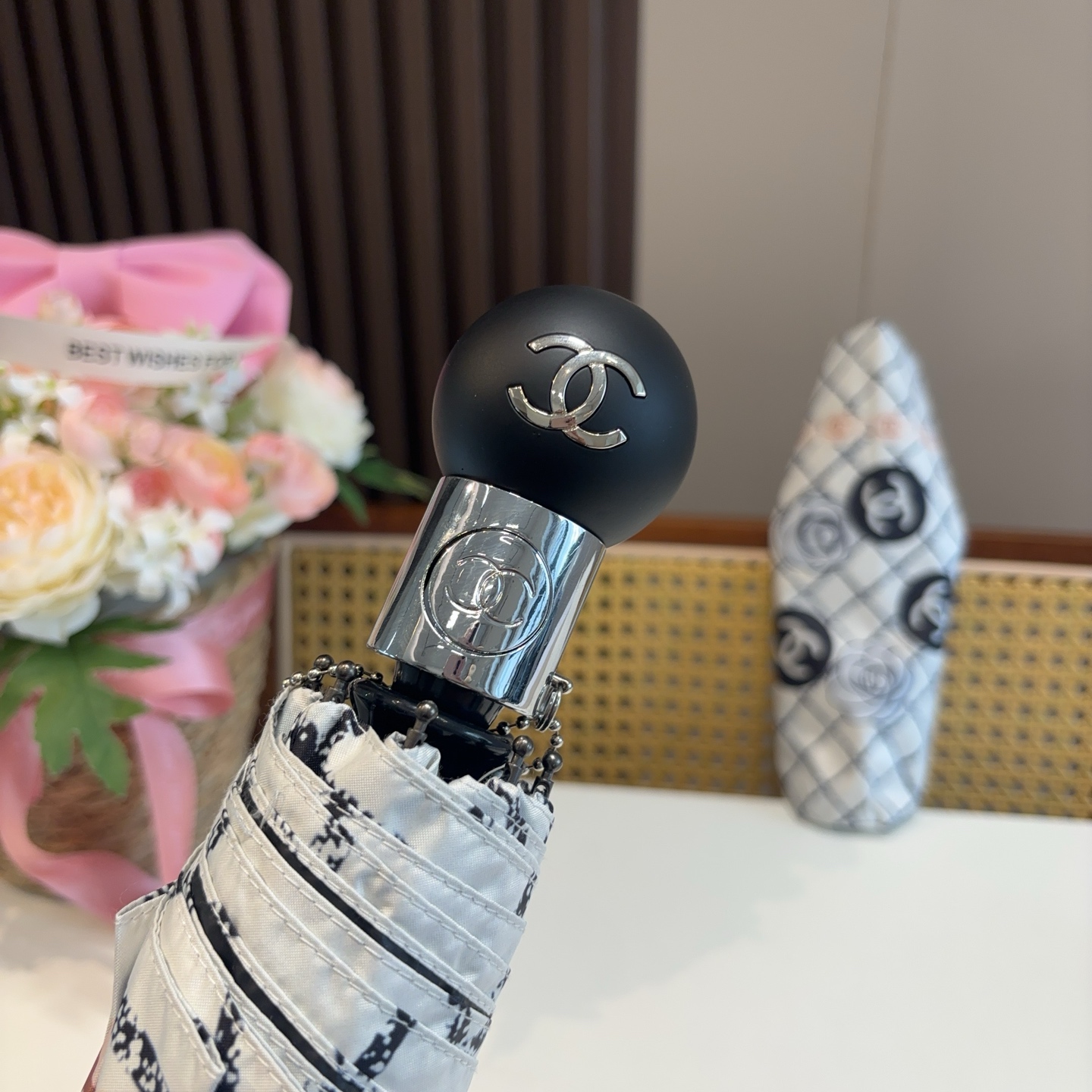  CHANEL（香奈儿）三折自动折叠晴雨伞 集合香奈儿灵魂LOGO为一体的设计风格高雅奢华 带在身上带来