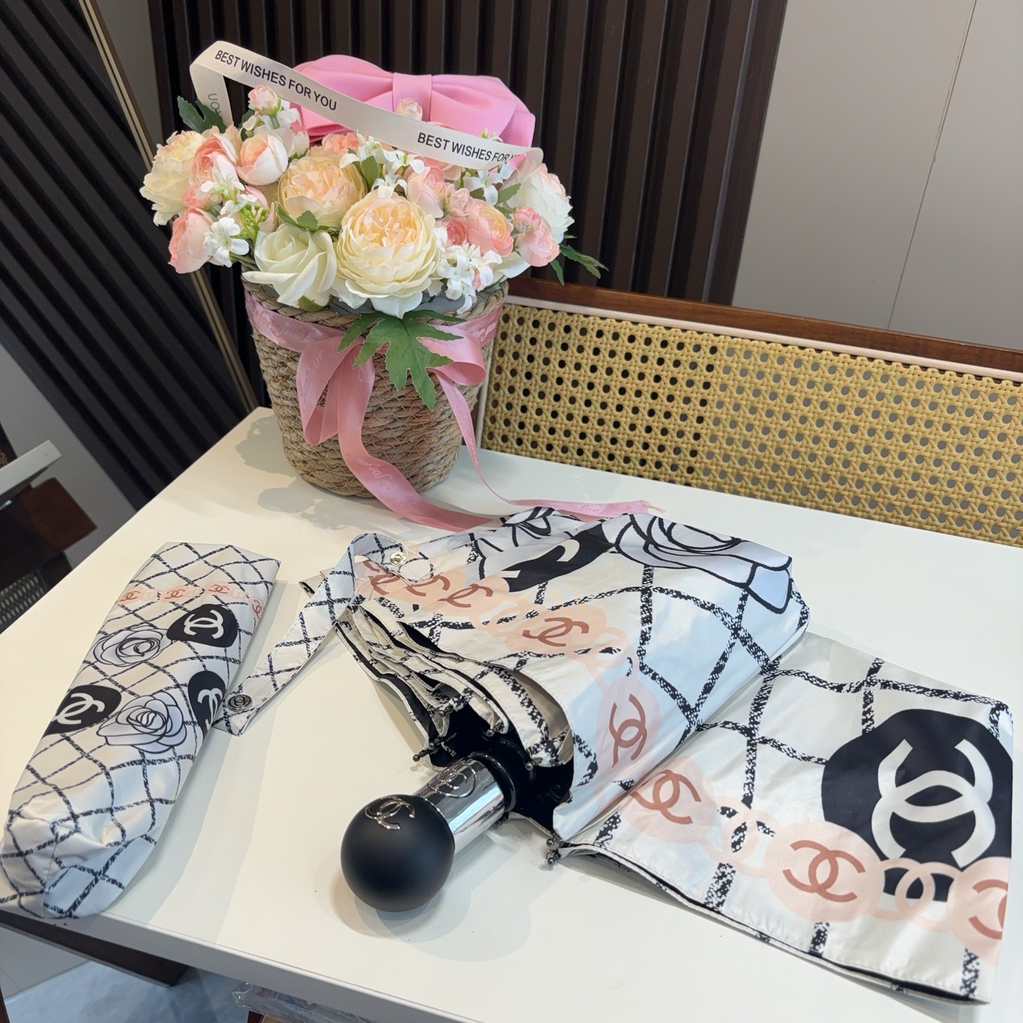  CHANEL（香奈儿）三折自动折叠晴雨伞 集合香奈儿灵魂LOGO为一体的设计风格高雅奢华 带在身上带来