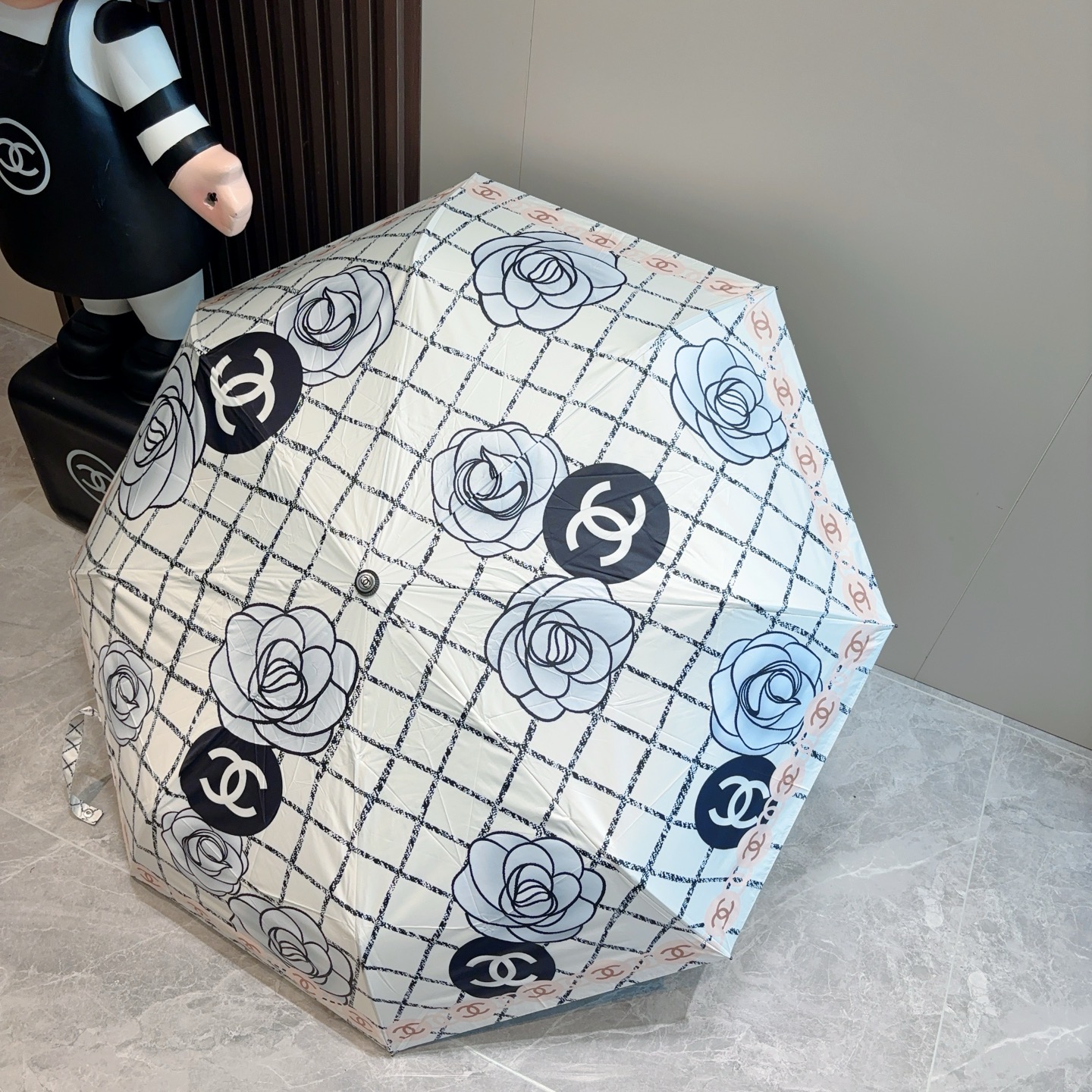  CHANEL（香奈儿）三折自动折叠晴雨伞 集合香奈儿灵魂LOGO为一体的设计风格高雅奢华 带在身上带来