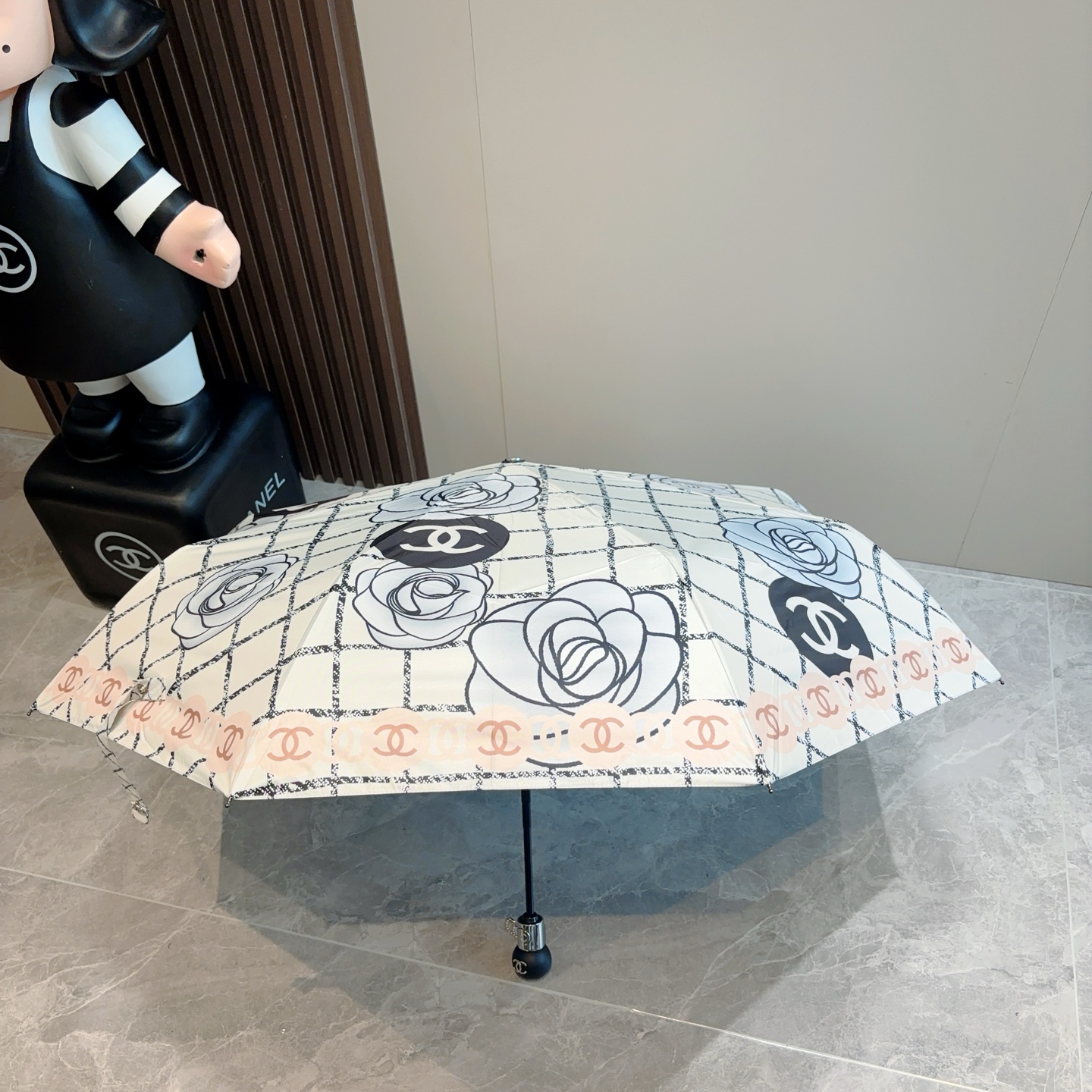  CHANEL（香奈儿）三折自动折叠晴雨伞 集合香奈儿灵魂LOGO为一体的设计风格高雅奢华 带在身上带来