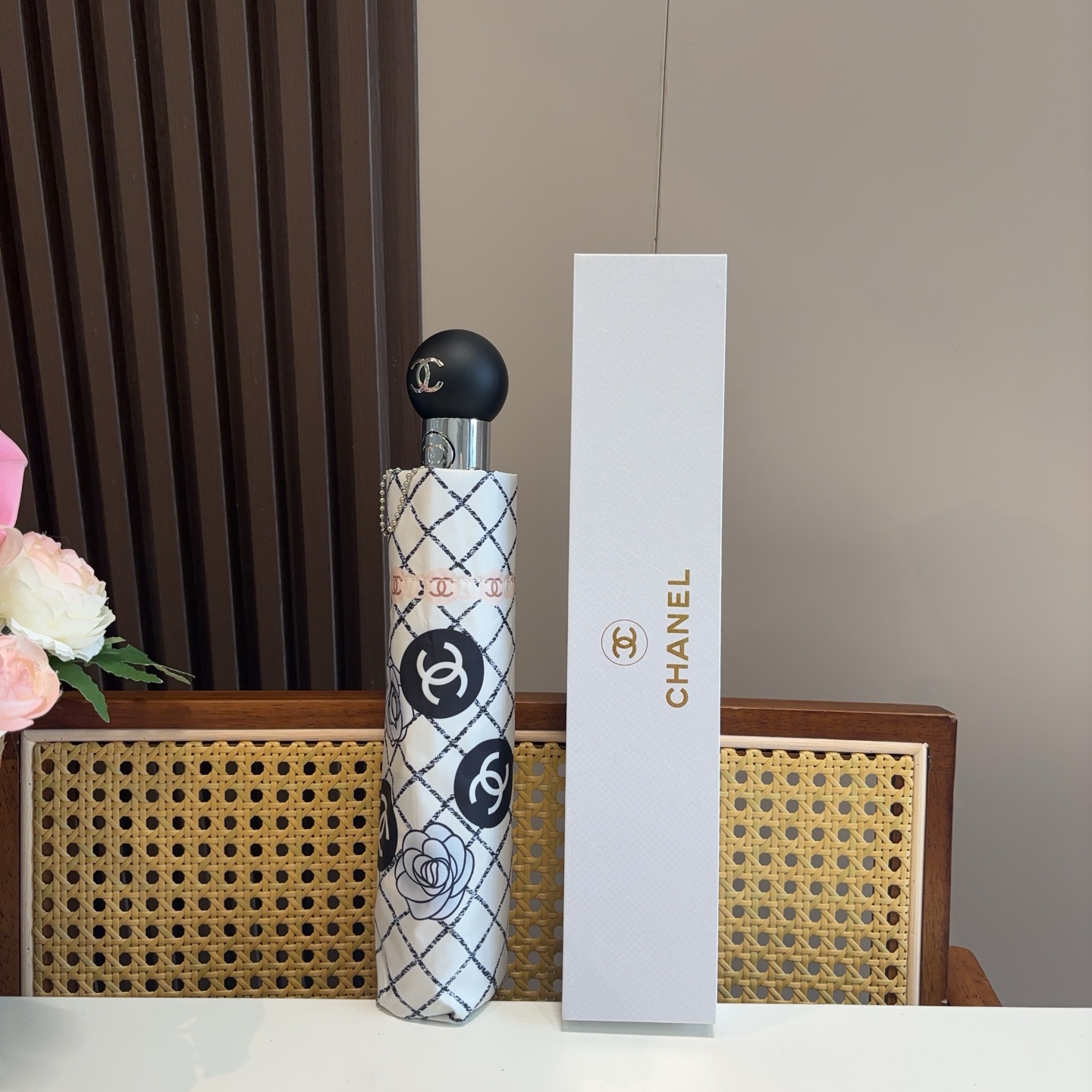  CHANEL（香奈儿）三折自动折叠晴雨伞 集合香奈儿灵魂LOGO为一体的设计风格高雅奢华 带在身上带来