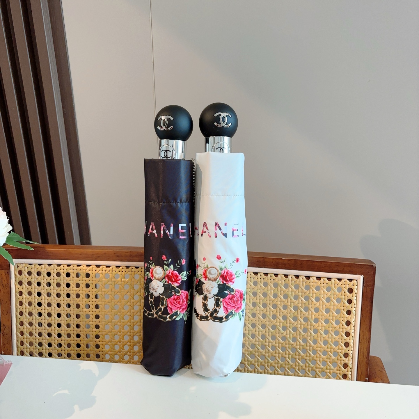  CHANEL（香奈儿）三折自动折叠晴雨伞 集合香奈儿灵魂LOGO为一体的设计风格高雅奢华 带在身上带来