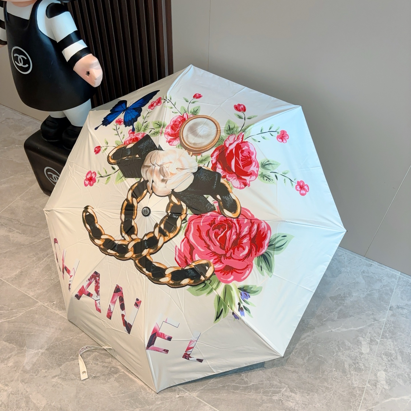  CHANEL（香奈儿）三折自动折叠晴雨伞 集合香奈儿灵魂LOGO为一体的设计风格高雅奢华 带在身上带来