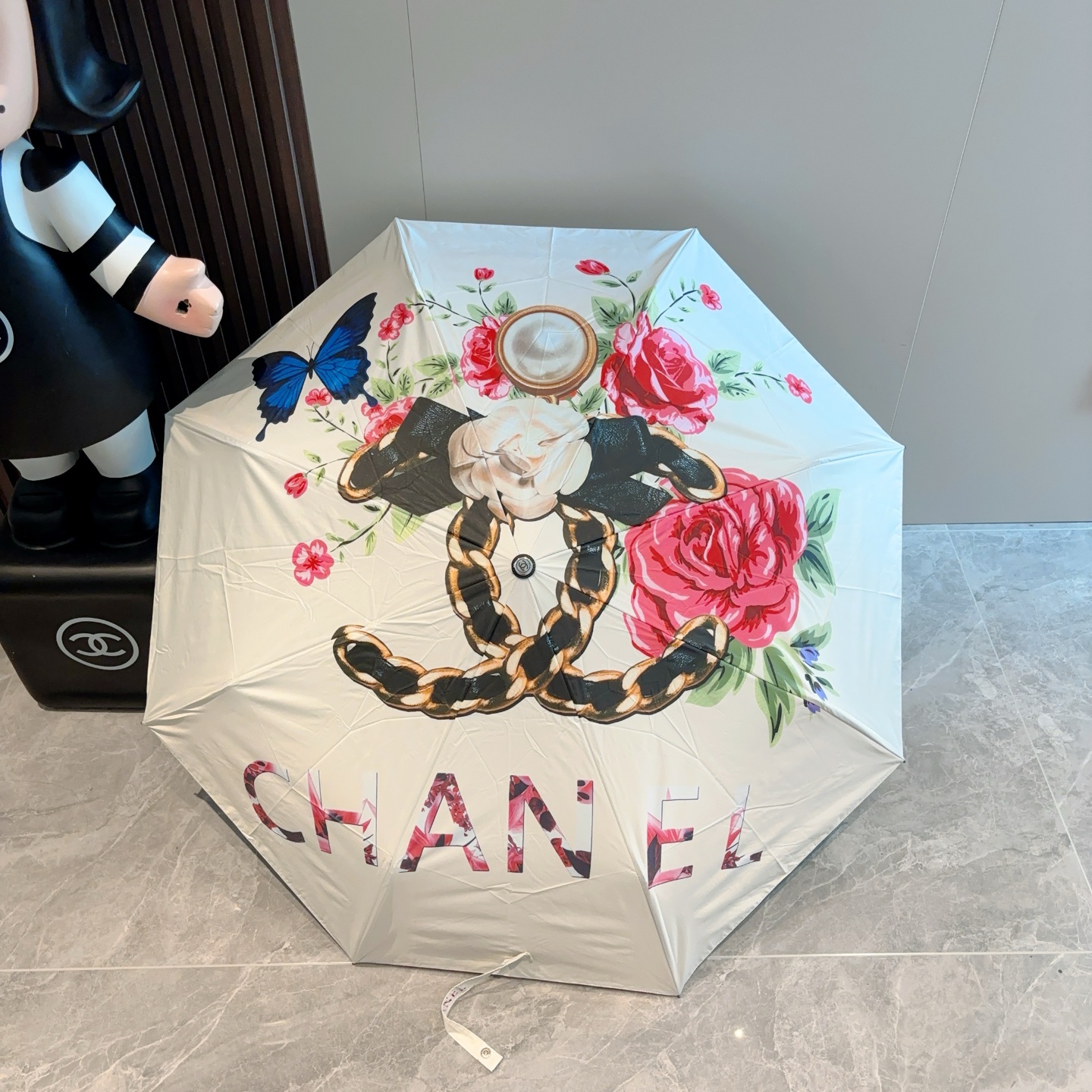  CHANEL（香奈儿）三折自动折叠晴雨伞 集合香奈儿灵魂LOGO为一体的设计风格高雅奢华 带在身上带来