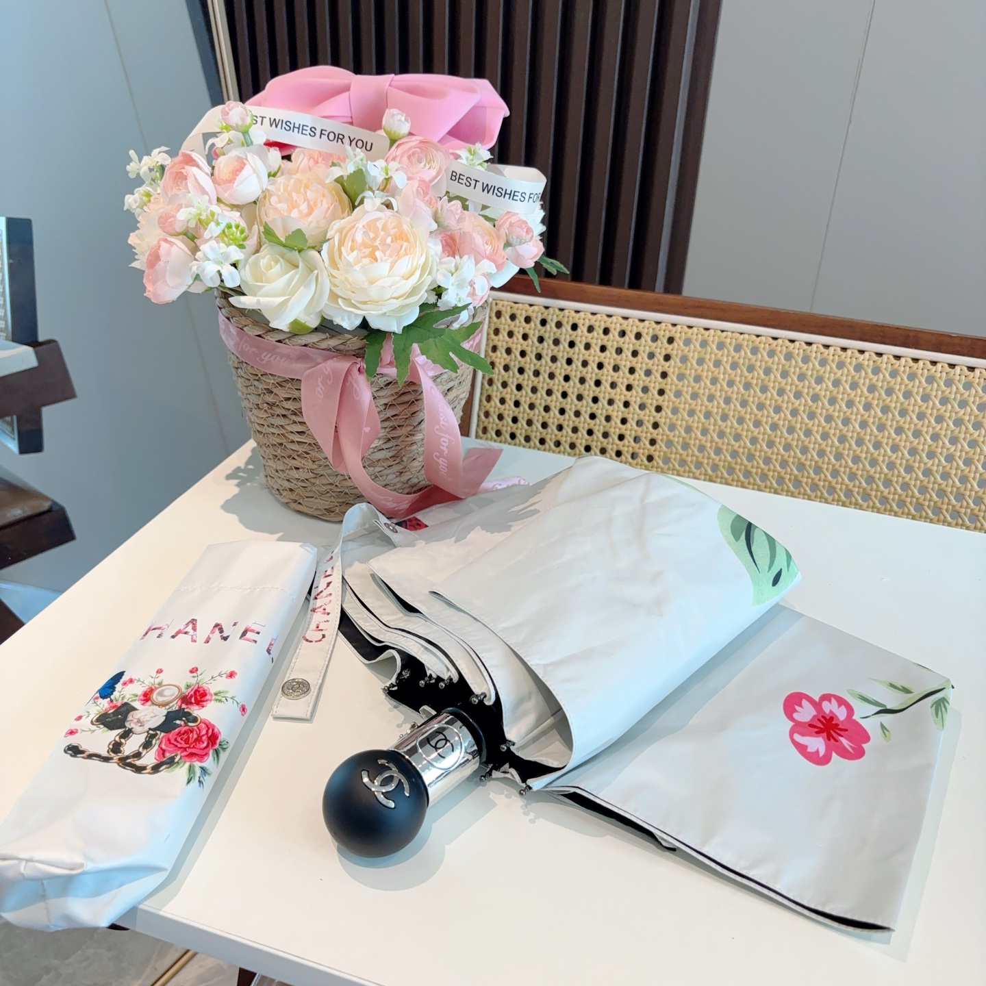  CHANEL（香奈儿）三折自动折叠晴雨伞 集合香奈儿灵魂LOGO为一体的设计风格高雅奢华 带在身上带来