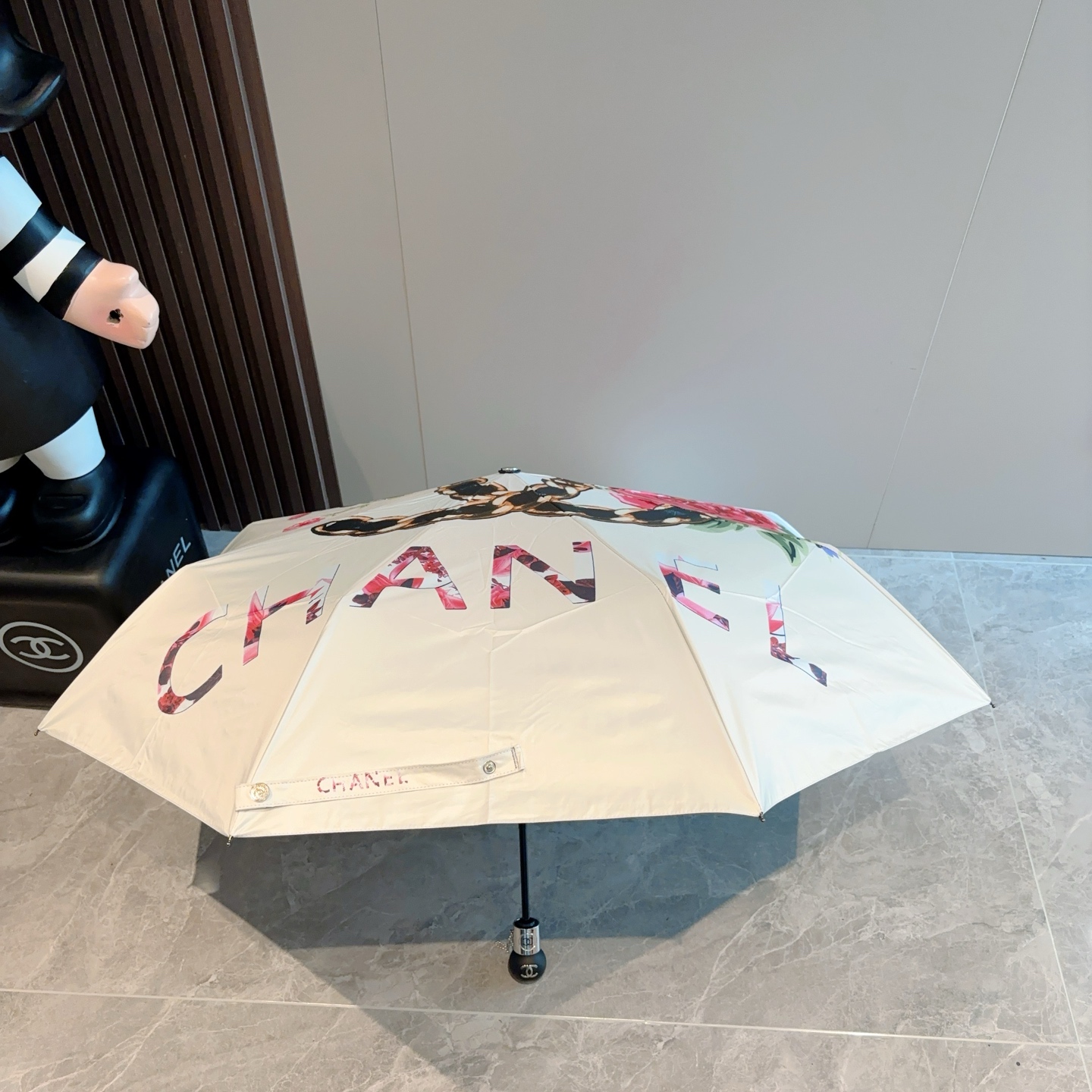  CHANEL（香奈儿）三折自动折叠晴雨伞 集合香奈儿灵魂LOGO为一体的设计风格高雅奢华 带在身上带来
