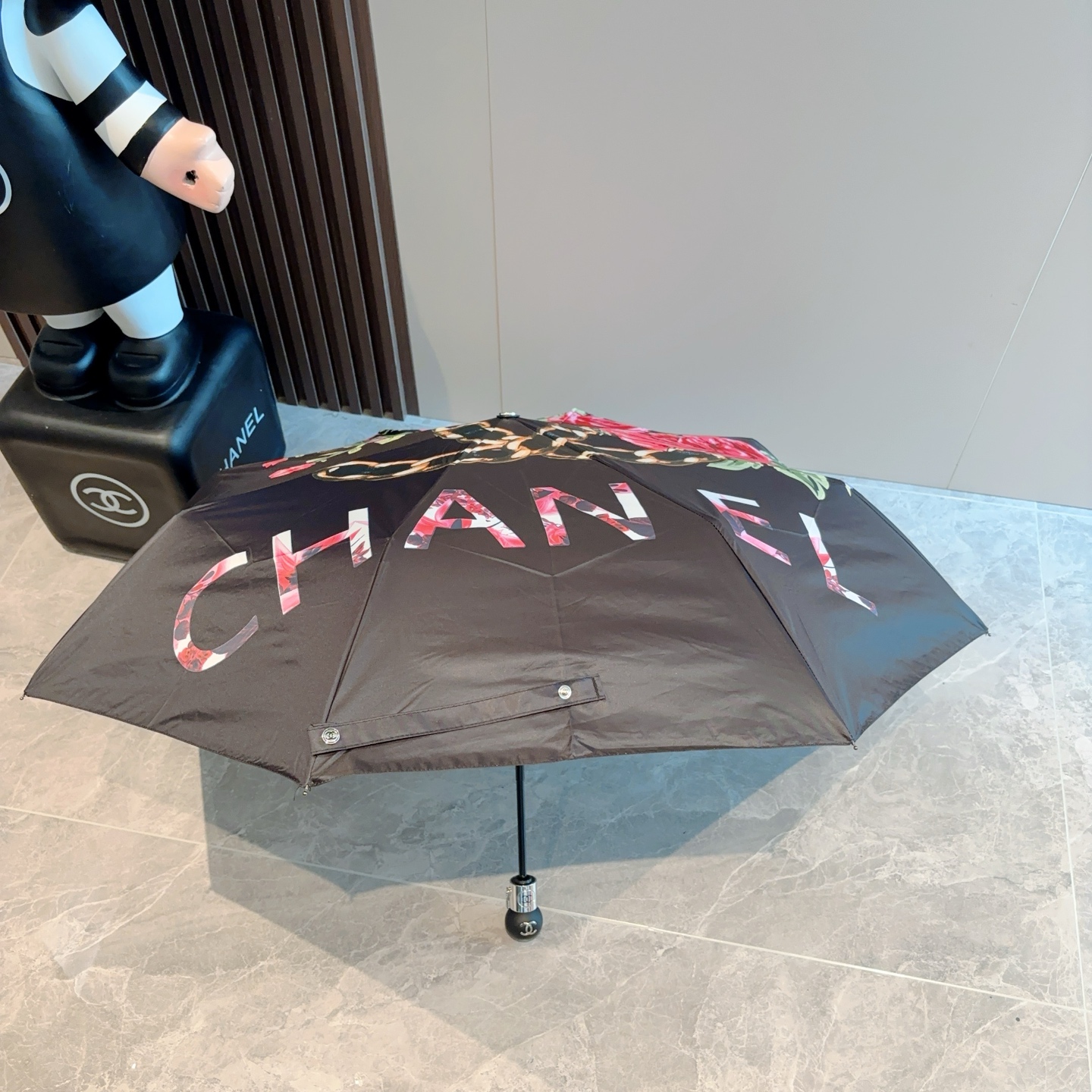  CHANEL（香奈儿）三折自动折叠晴雨伞 集合香奈儿灵魂LOGO为一体的设计风格高雅奢华 带在身上带来