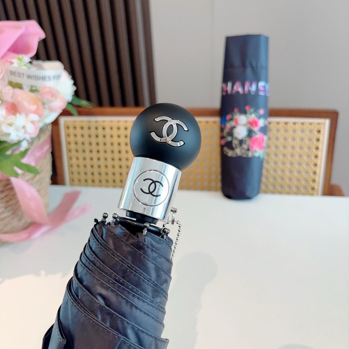  CHANEL（香奈儿）三折自动折叠晴雨伞 集合香奈儿灵魂LOGO为一体的设计风格高雅奢华 带在身上带来