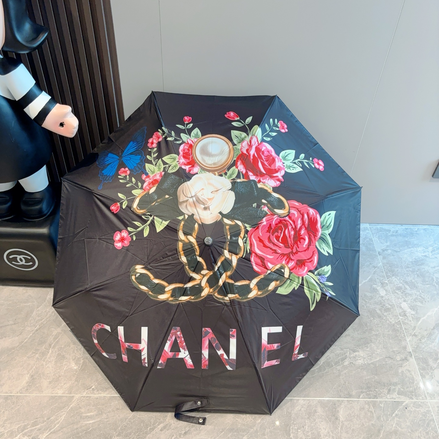  CHANEL（香奈儿）三折自动折叠晴雨伞 集合香奈儿灵魂LOGO为一体的设计风格高雅奢华 带在身上带来