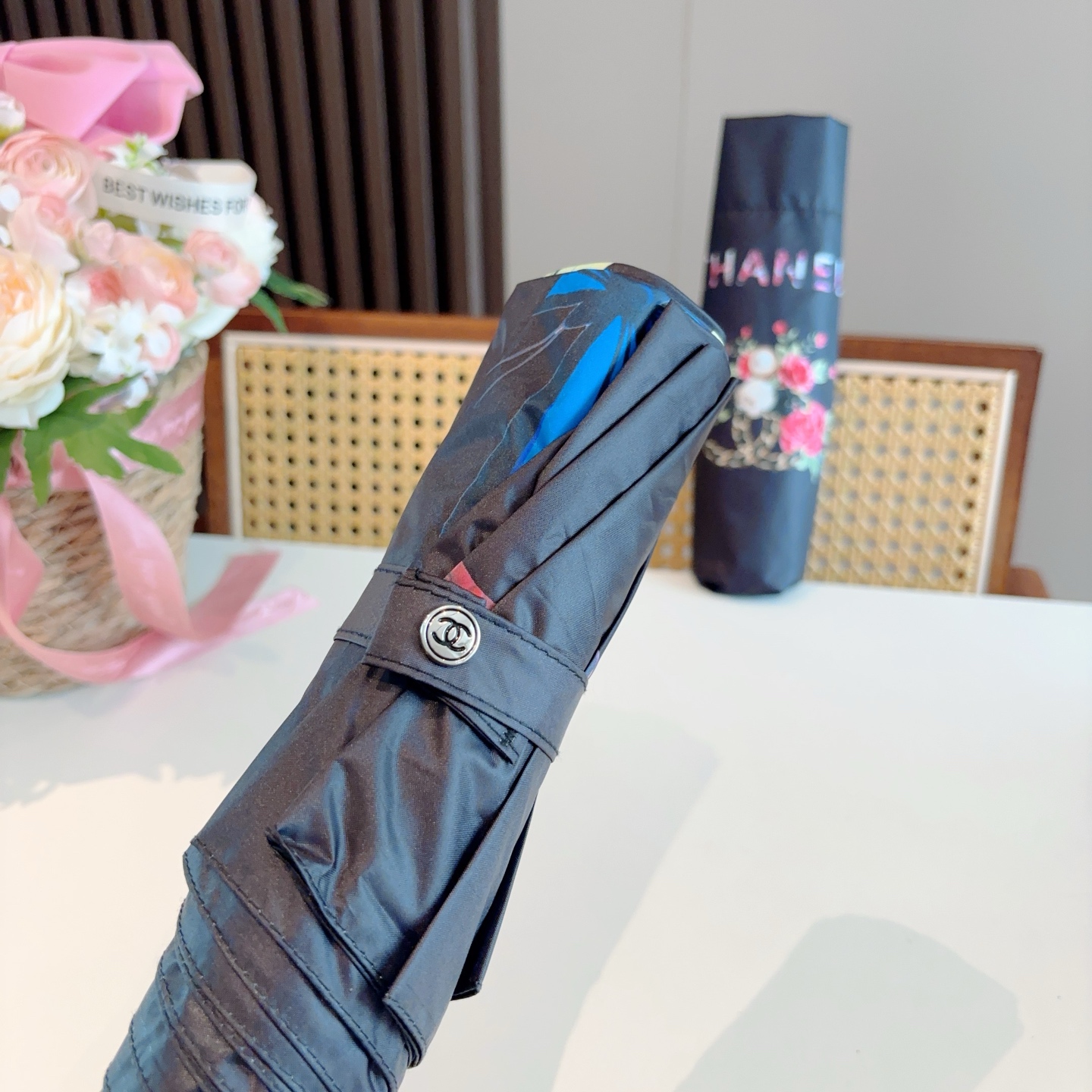  CHANEL（香奈儿）三折自动折叠晴雨伞 集合香奈儿灵魂LOGO为一体的设计风格高雅奢华 带在身上带来