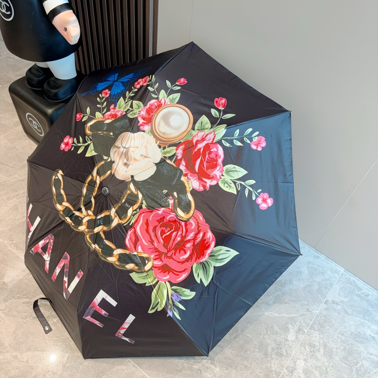  CHANEL（香奈儿）三折自动折叠晴雨伞 集合香奈儿灵魂LOGO为一体的设计风格高雅奢华 带在身上带来