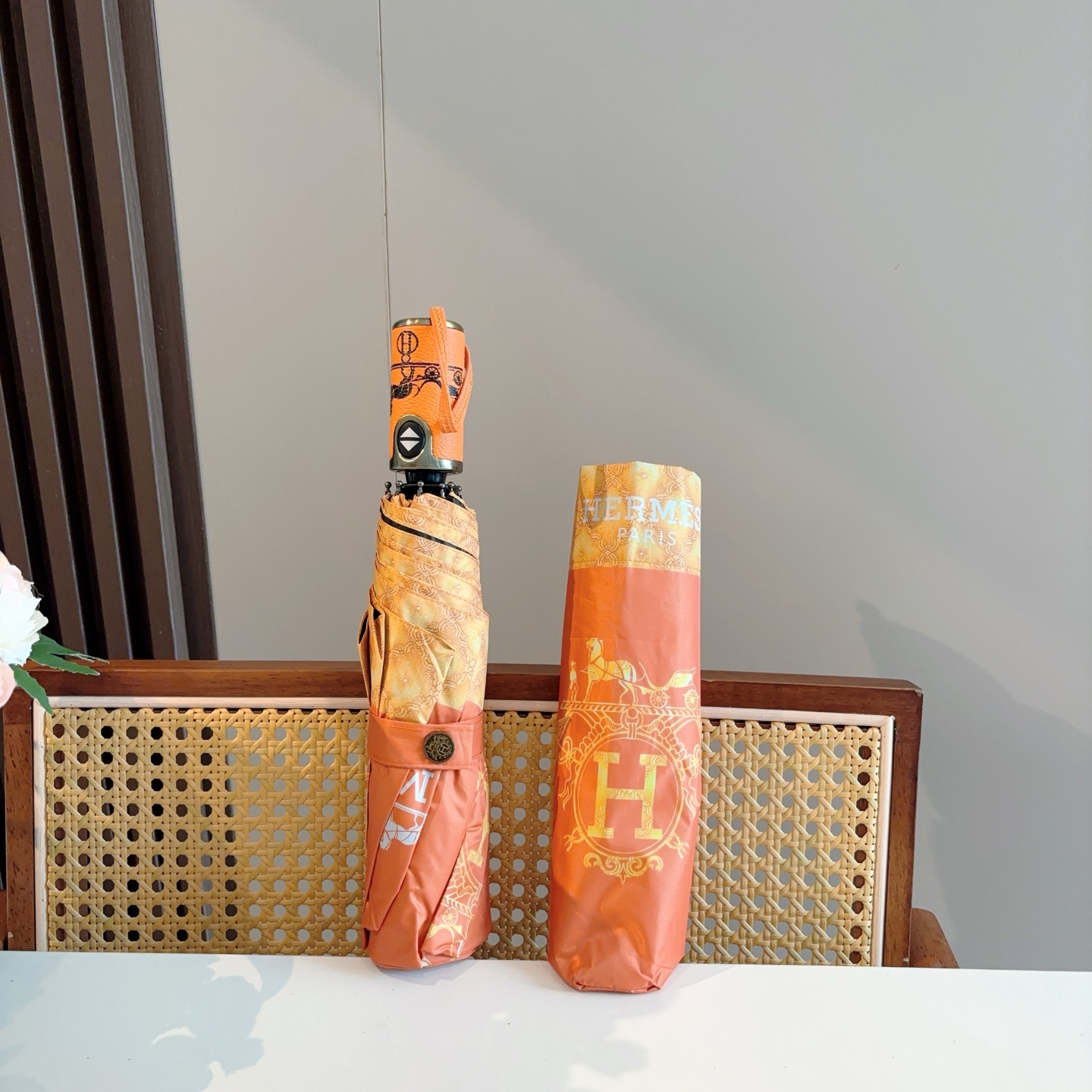 爱马仕（Hermès）   新款 极品H家三折自动伞重磅呈现 以其精湛的工艺技术和源源不断的想像力 新涂