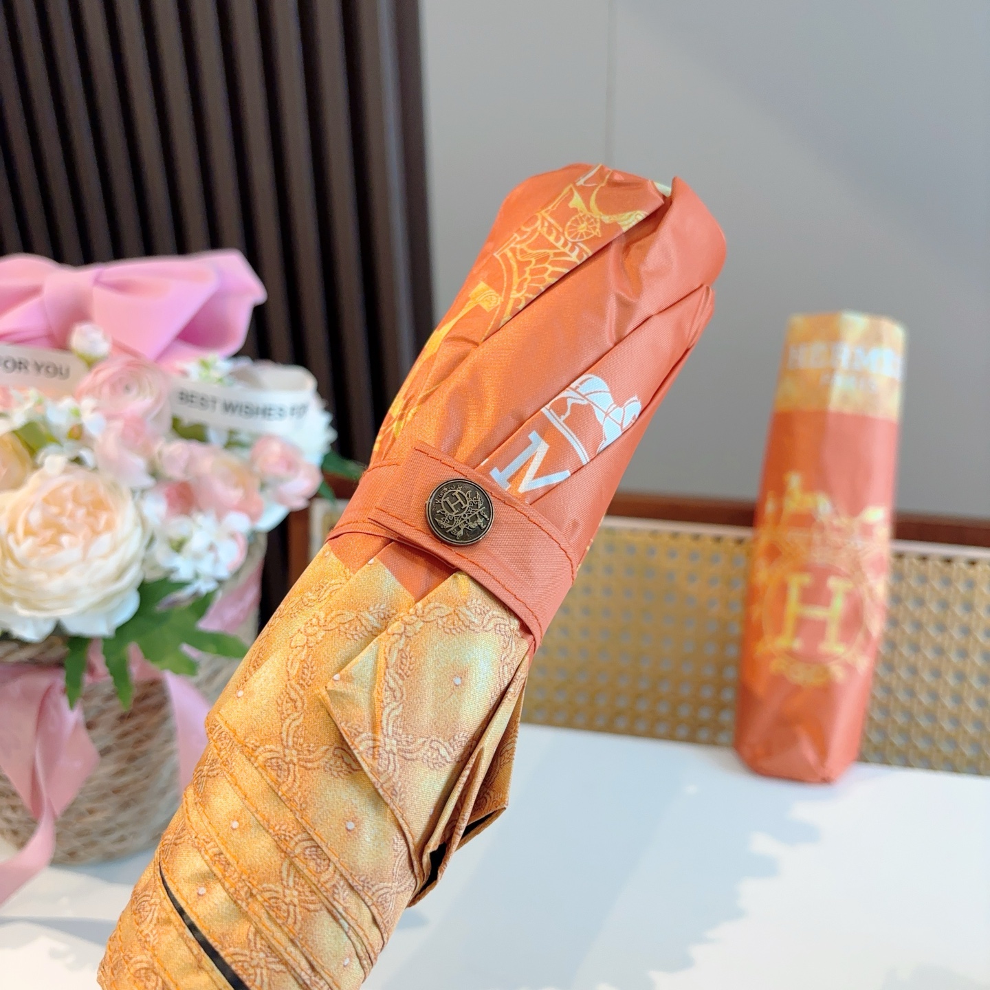 爱马仕（Hermès）   新款 极品H家三折自动伞重磅呈现 以其精湛的工艺技术和源源不断的想像力 新涂