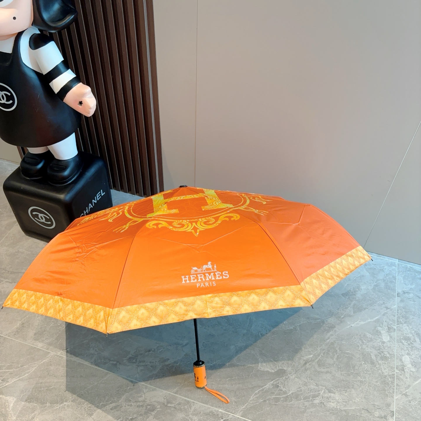 爱马仕（Hermès）   新款 极品H家三折自动伞重磅呈现 以其精湛的工艺技术和源源不断的想像力 新涂