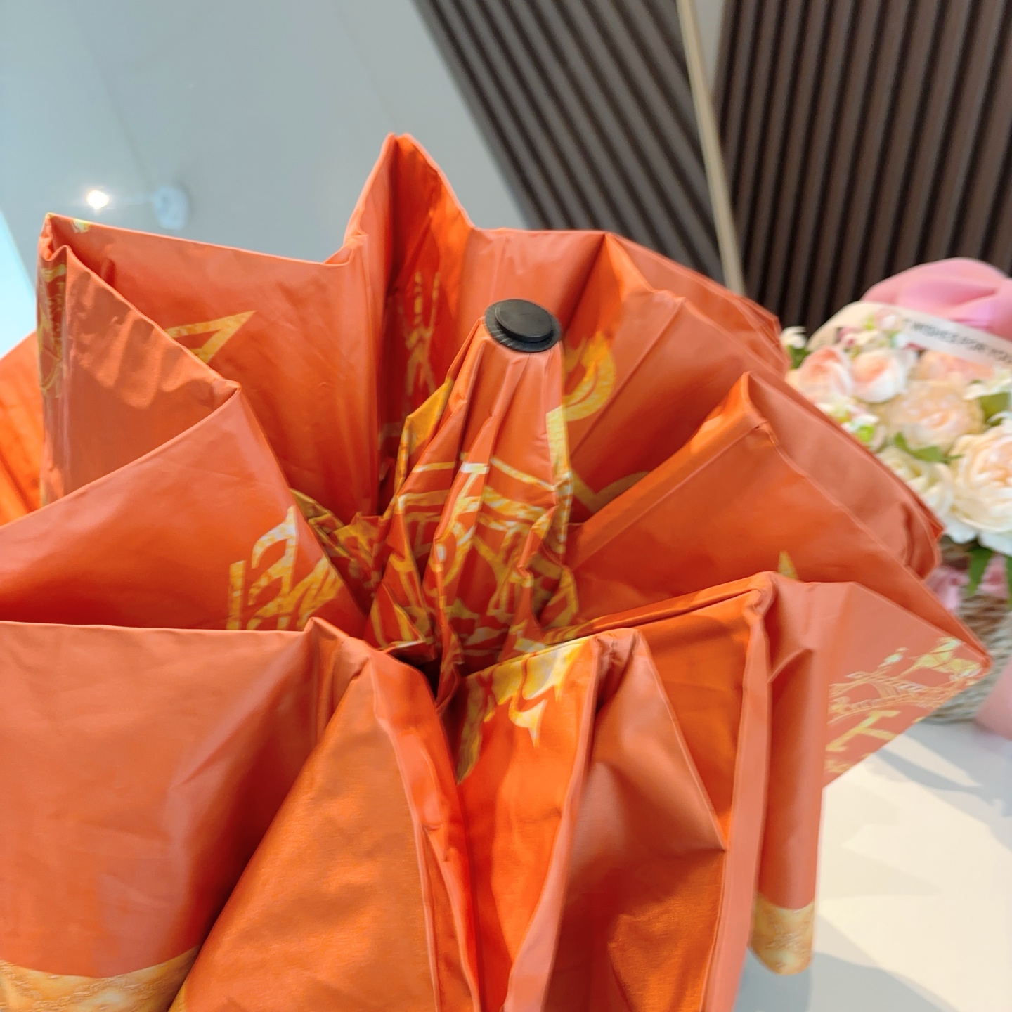 爱马仕（Hermès）   新款 极品H家三折自动伞重磅呈现 以其精湛的工艺技术和源源不断的想像力 新涂