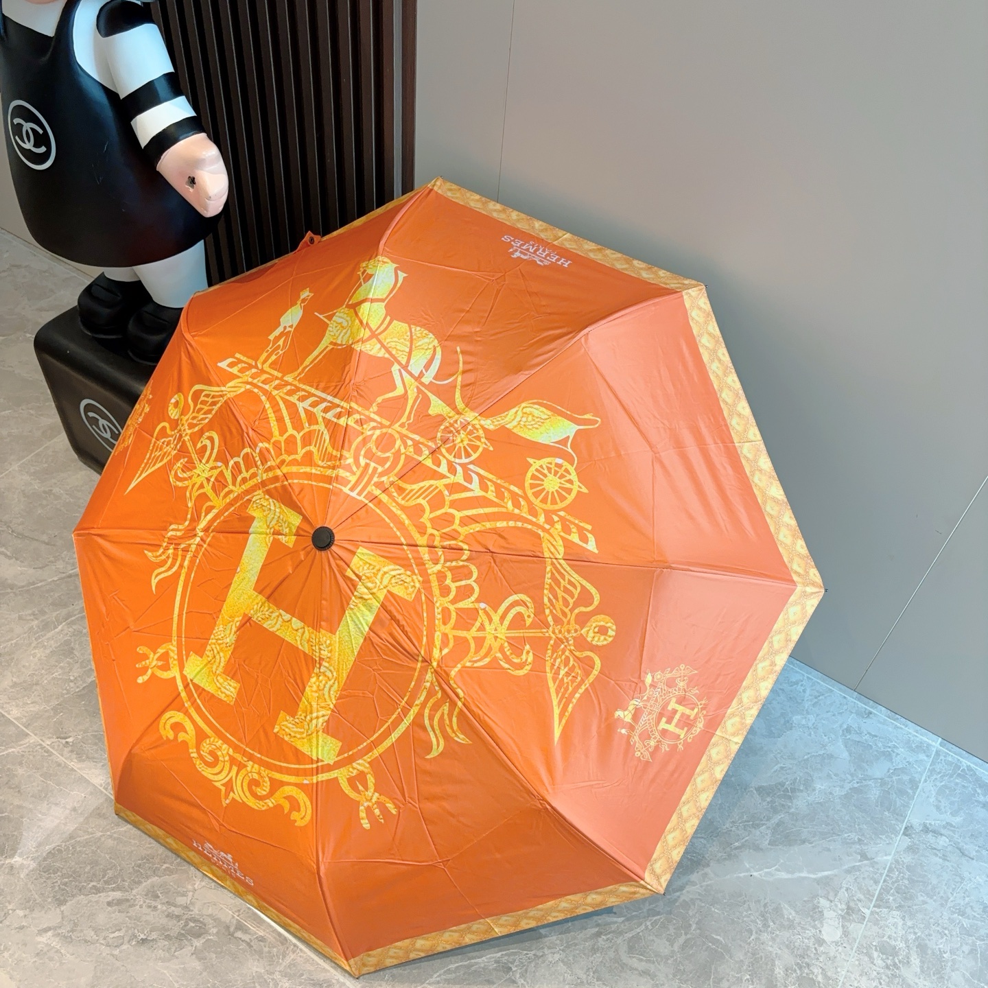 爱马仕（Hermès）   新款 极品H家三折自动伞重磅呈现 以其精湛的工艺技术和源源不断的想像力 新涂