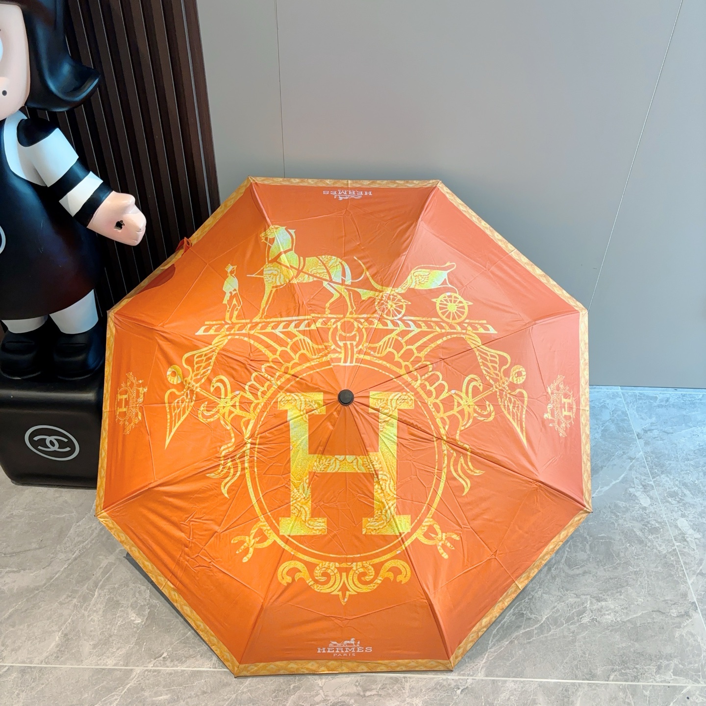 爱马仕（Hermès）   新款 极品H家三折自动伞重磅呈现 以其精湛的工艺技术和源源不断的想像力 新涂