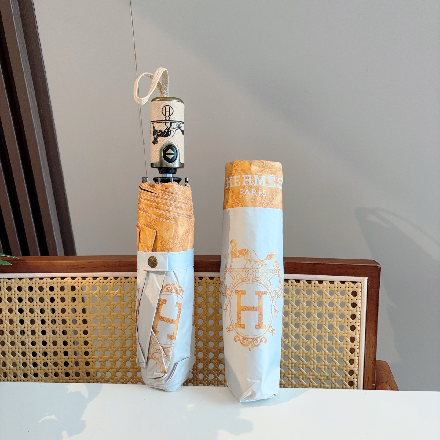 爱马仕（Hermès）   新款 极品H家三折自动伞重磅呈现 以其精湛的工艺技术和源源不断的想像力 新涂