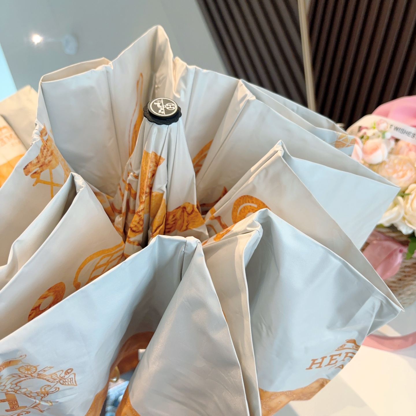 爱马仕（Hermès）   新款 极品H家三折自动伞重磅呈现 以其精湛的工艺技术和源源不断的想像力 新涂