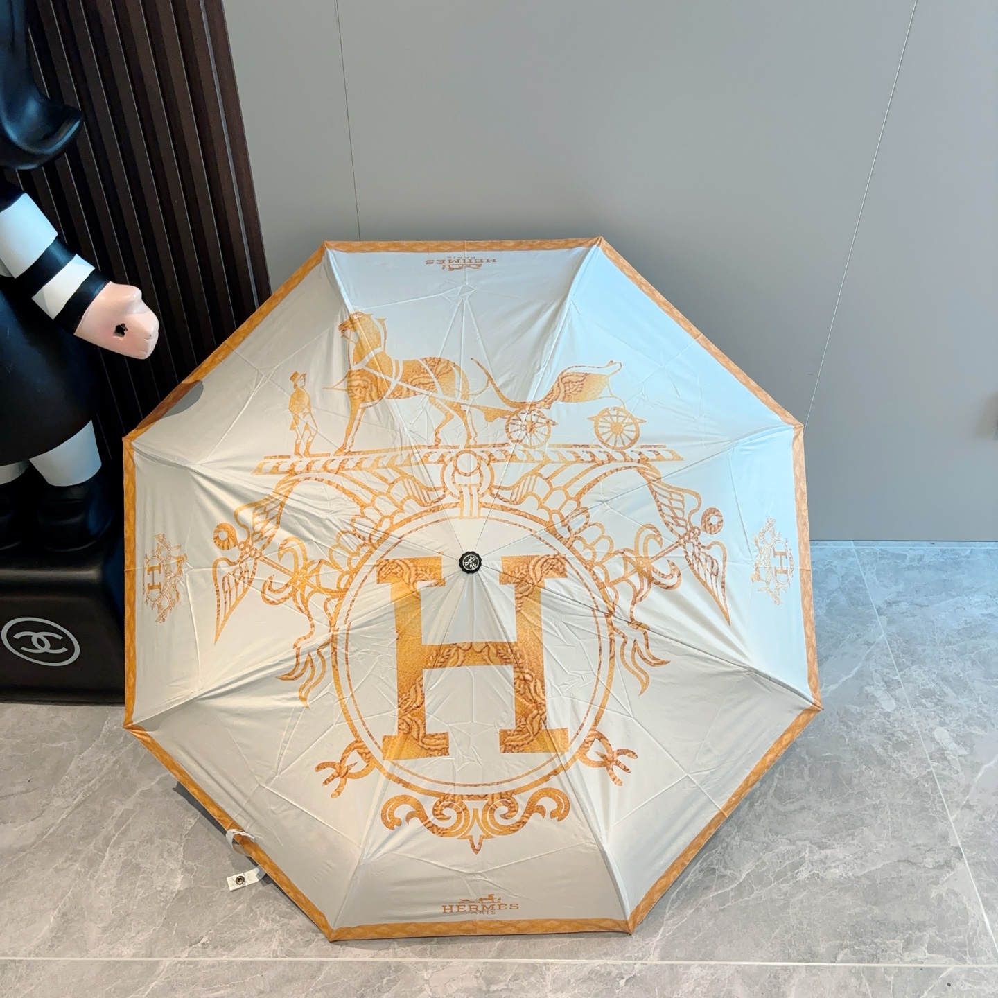 爱马仕（Hermès）   新款 极品H家三折自动伞重磅呈现 以其精湛的工艺技术和源源不断的想像力 新涂