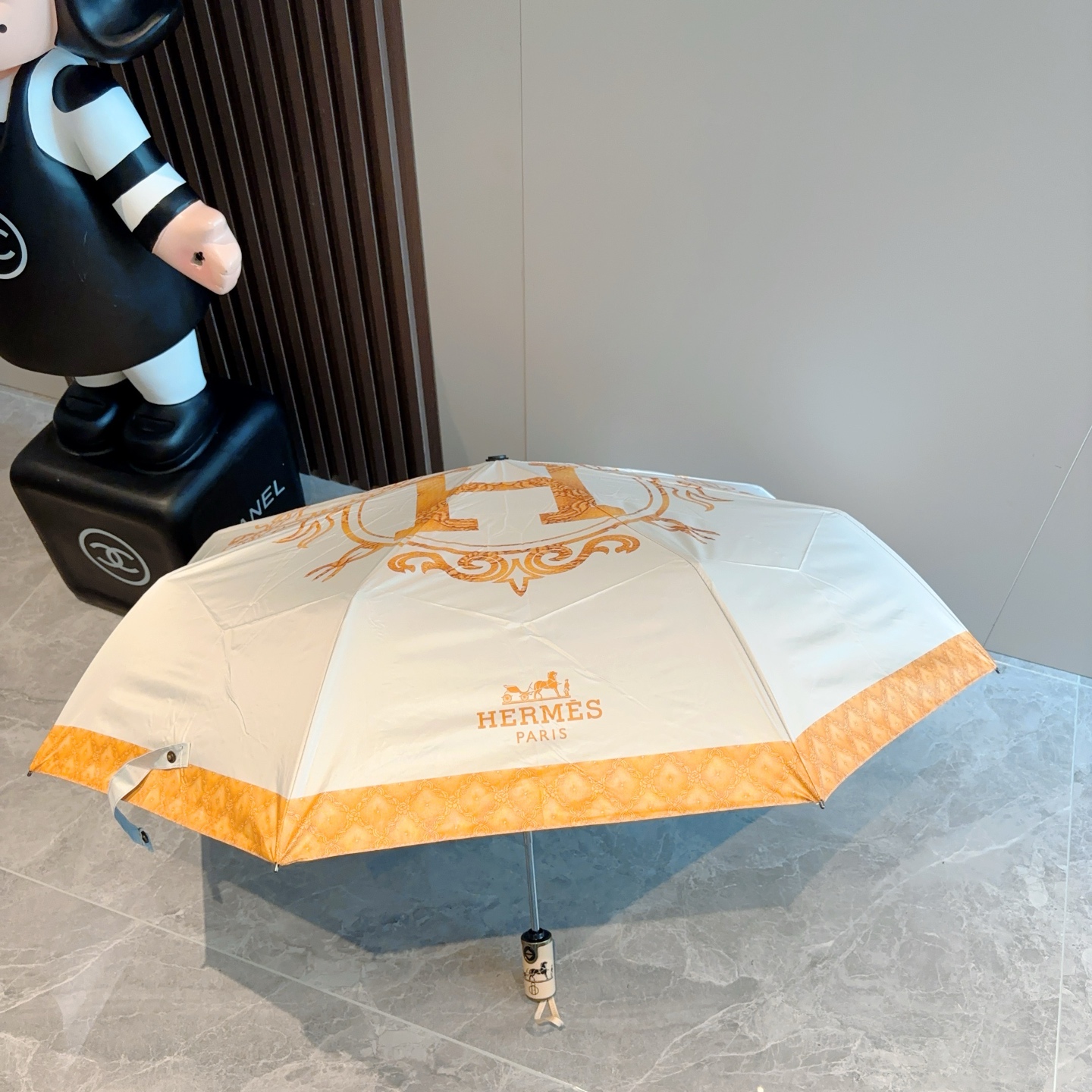 爱马仕（Hermès）   新款 极品H家三折自动伞重磅呈现 以其精湛的工艺技术和源源不断的想像力 新涂