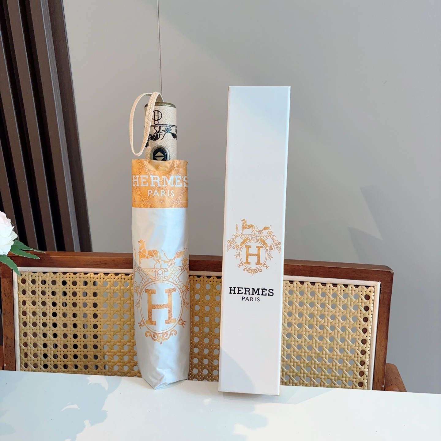 爱马仕（Hermès）   新款 极品H家三折自动伞重磅呈现 以其精湛的工艺技术和源源不断的想像力 新涂