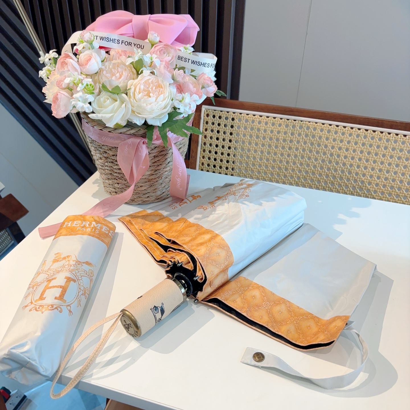 爱马仕（Hermès）   新款 极品H家三折自动伞重磅呈现 以其精湛的工艺技术和源源不断的想像力 新涂