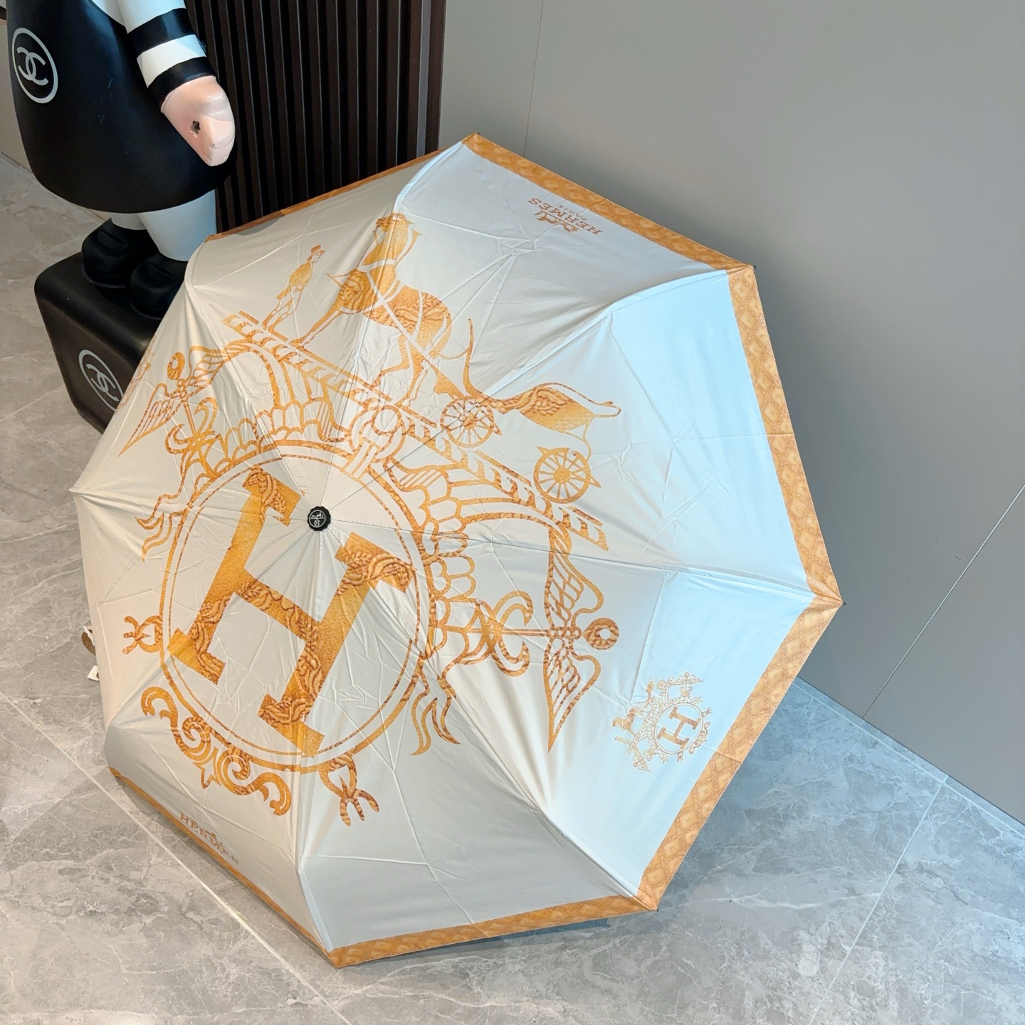 爱马仕（Hermès）   新款 极品H家三折自动伞重磅呈现 以其精湛的工艺技术和源源不断的想像力 新涂