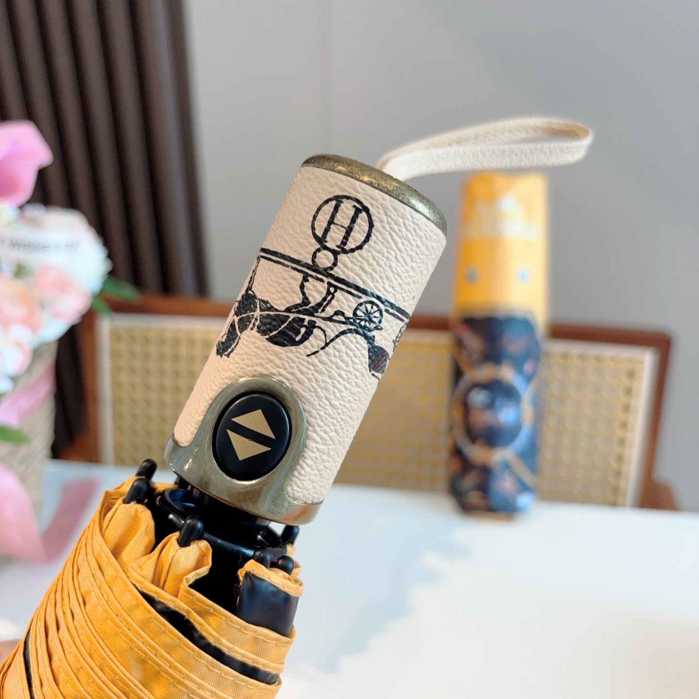 爱马仕（Hermès）   新款 极品H家三折自动伞重磅呈现 以其精湛的工艺技术和源源不断的想像力 新涂