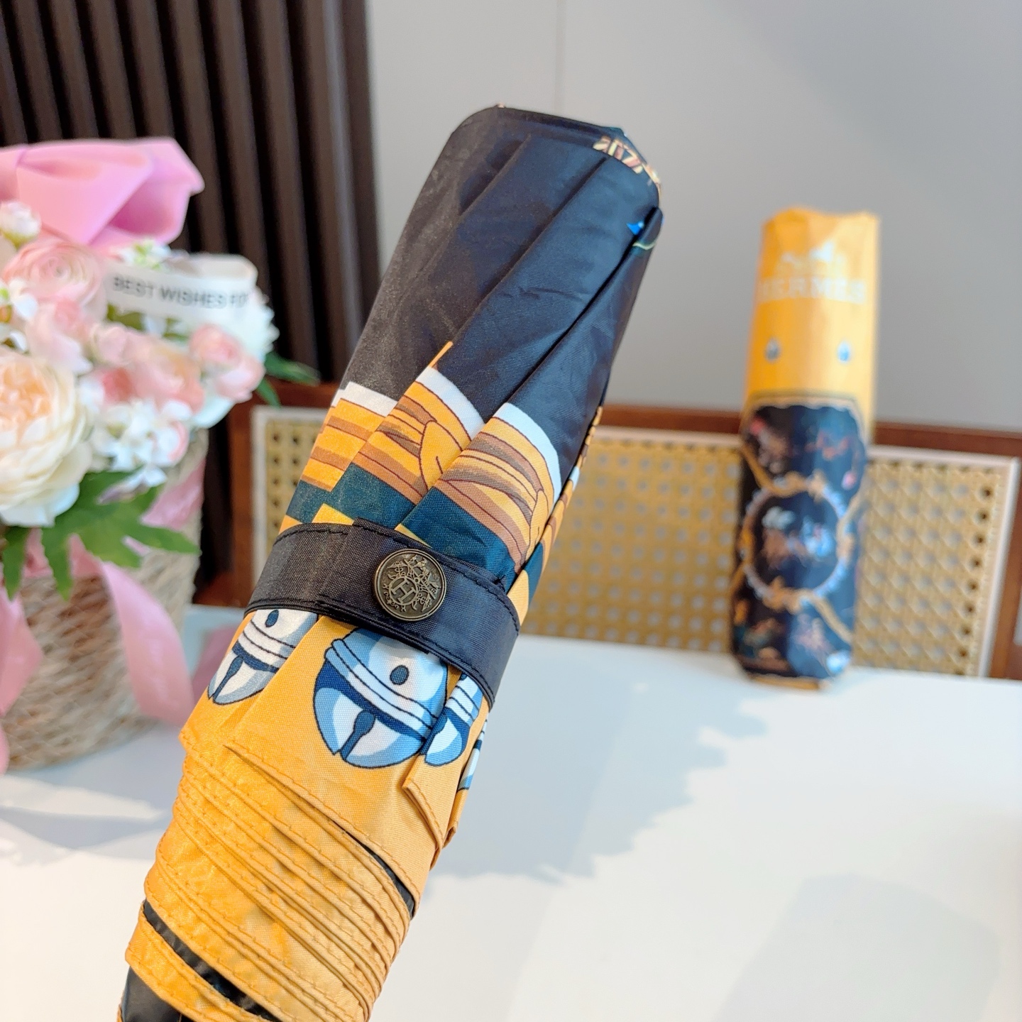 爱马仕（Hermès）   新款 极品H家三折自动伞重磅呈现 以其精湛的工艺技术和源源不断的想像力 新涂
