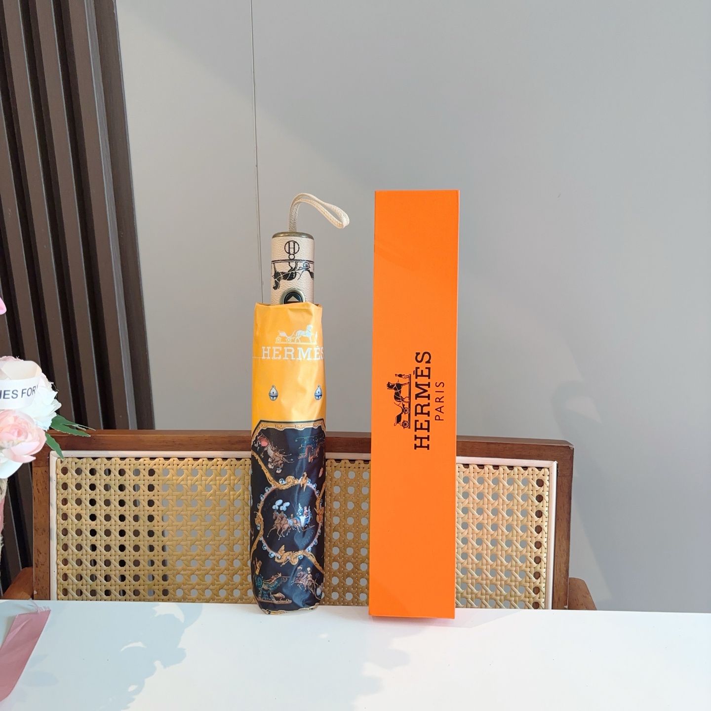爱马仕（Hermès）   新款 极品H家三折自动伞重磅呈现 以其精湛的工艺技术和源源不断的想像力 新涂