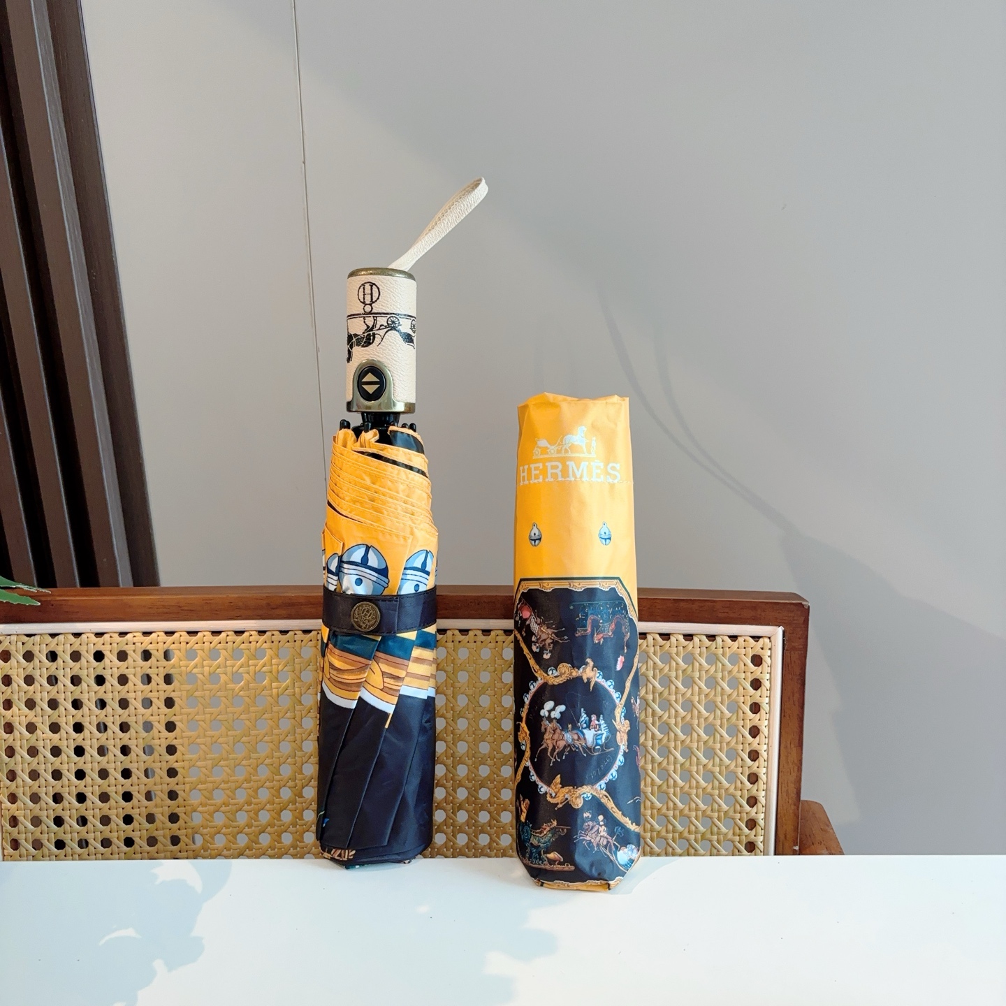 爱马仕（Hermès）   新款 极品H家三折自动伞重磅呈现 以其精湛的工艺技术和源源不断的想像力 新涂