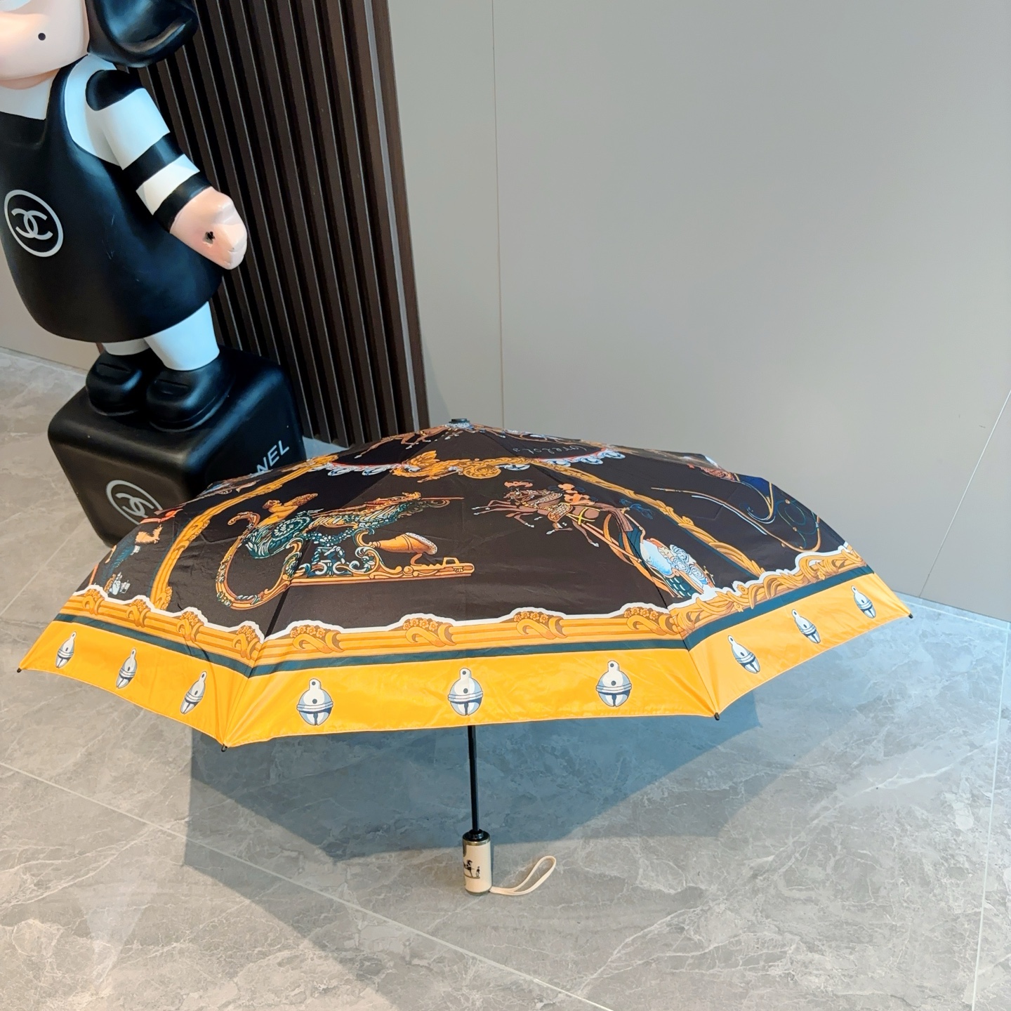 爱马仕（Hermès）   新款 极品H家三折自动伞重磅呈现 以其精湛的工艺技术和源源不断的想像力 新涂