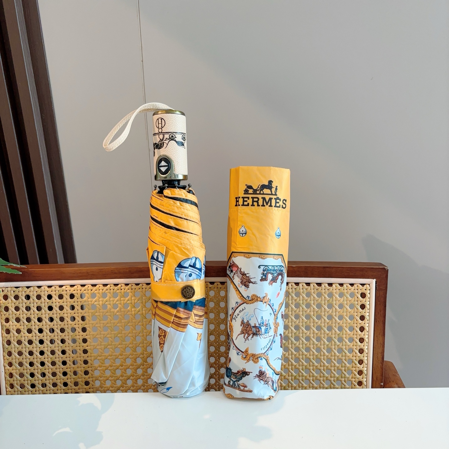 爱马仕（Hermès）   新款 极品H家三折自动伞重磅呈现 以其精湛的工艺技术和源源不断的想像力 新涂
