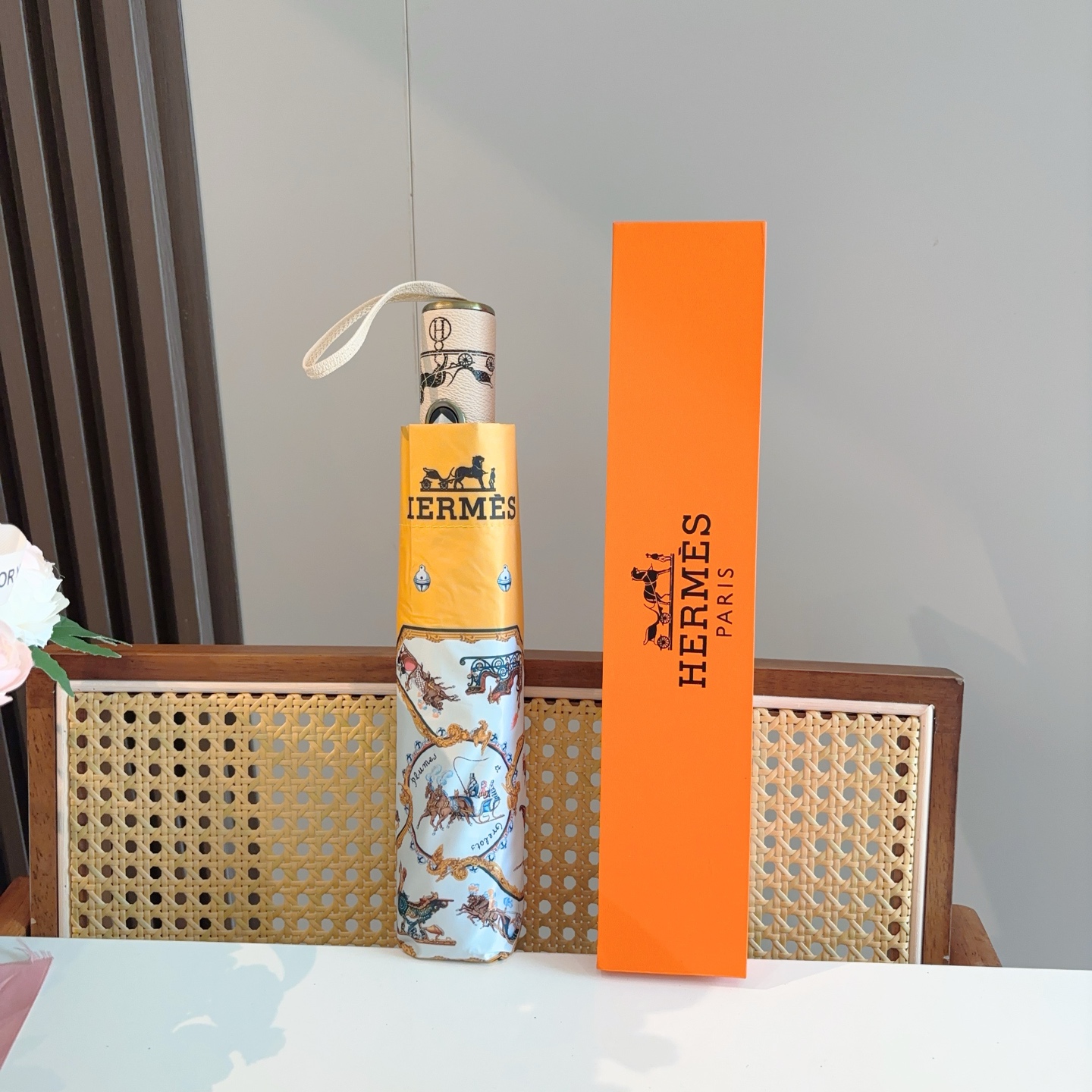 爱马仕（Hermès）   新款 极品H家三折自动伞重磅呈现 以其精湛的工艺技术和源源不断的想像力 新涂
