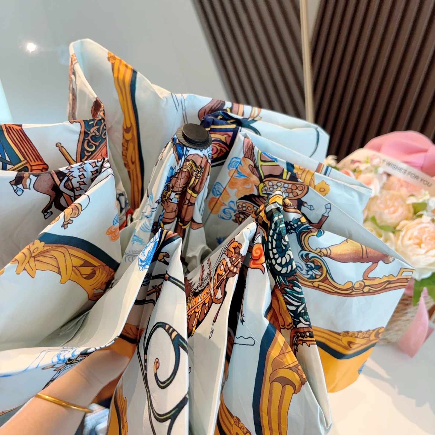 爱马仕（Hermès）   新款 极品H家三折自动伞重磅呈现 以其精湛的工艺技术和源源不断的想像力 新涂