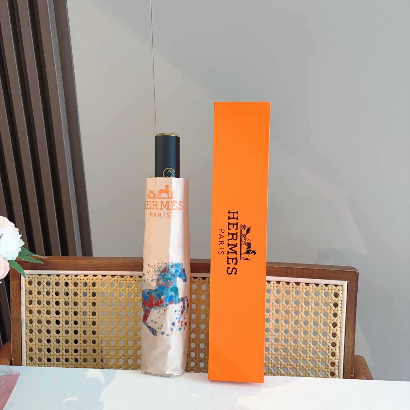 爱马仕（Hermès）   新款 极品H家三折自动伞重磅呈现 以其精湛的工艺技术和源源不断的想像力 新涂
