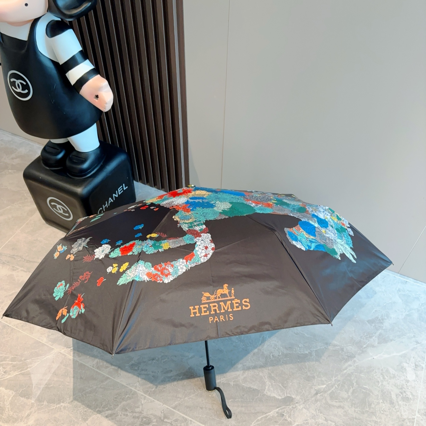 爱马仕（Hermès）   新款 极品H家三折自动伞重磅呈现 以其精湛的工艺技术和源源不断的想像力 新涂