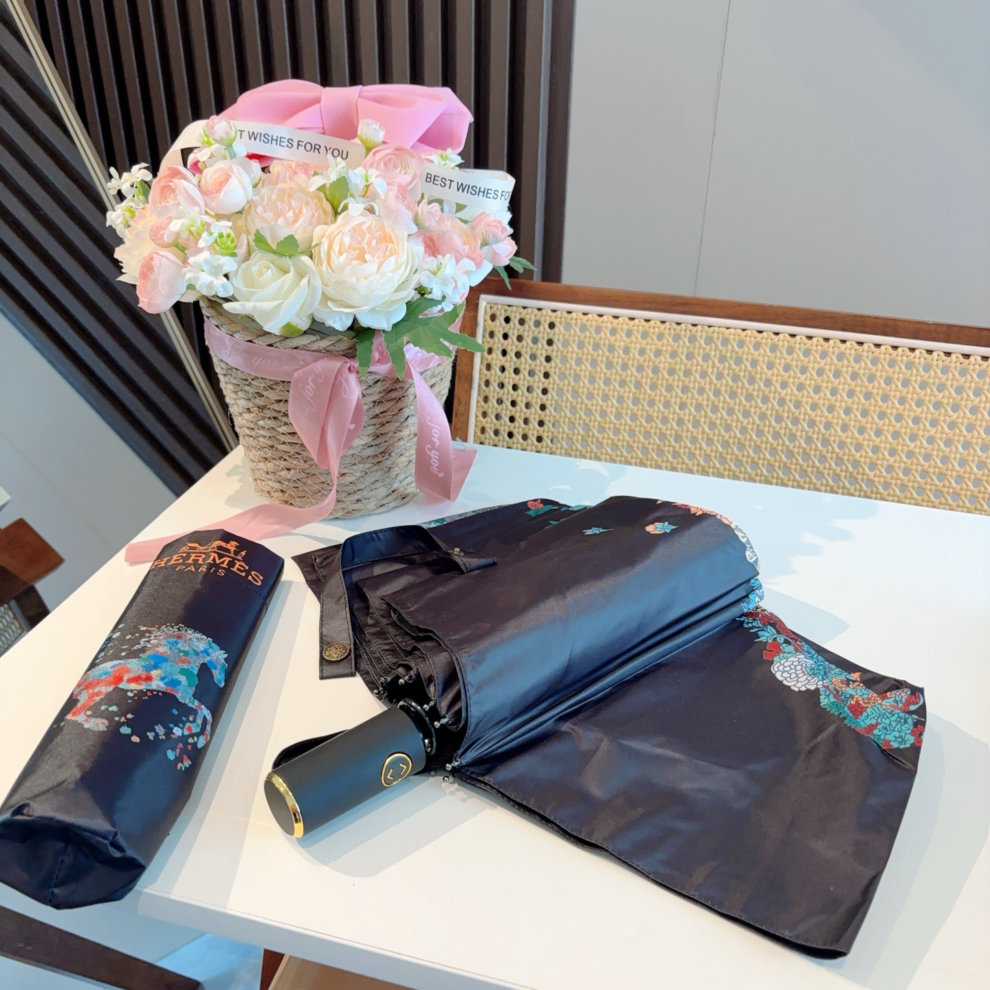 爱马仕（Hermès）   新款 极品H家三折自动伞重磅呈现 以其精湛的工艺技术和源源不断的想像力 新涂