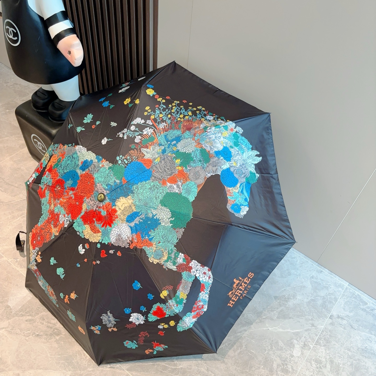 爱马仕（Hermès）   新款 极品H家三折自动伞重磅呈现 以其精湛的工艺技术和源源不断的想像力 新涂