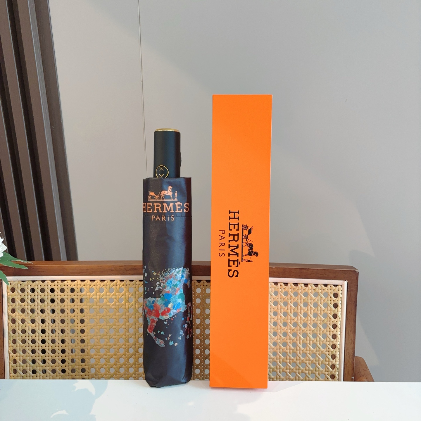 爱马仕（Hermès）   新款 极品H家三折自动伞重磅呈现 以其精湛的工艺技术和源源不断的想像力 新涂