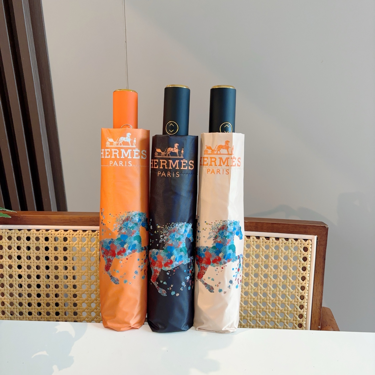 爱马仕（Hermès）   新款 极品H家三折自动伞重磅呈现 以其精湛的工艺技术和源源不断的想像力 新涂