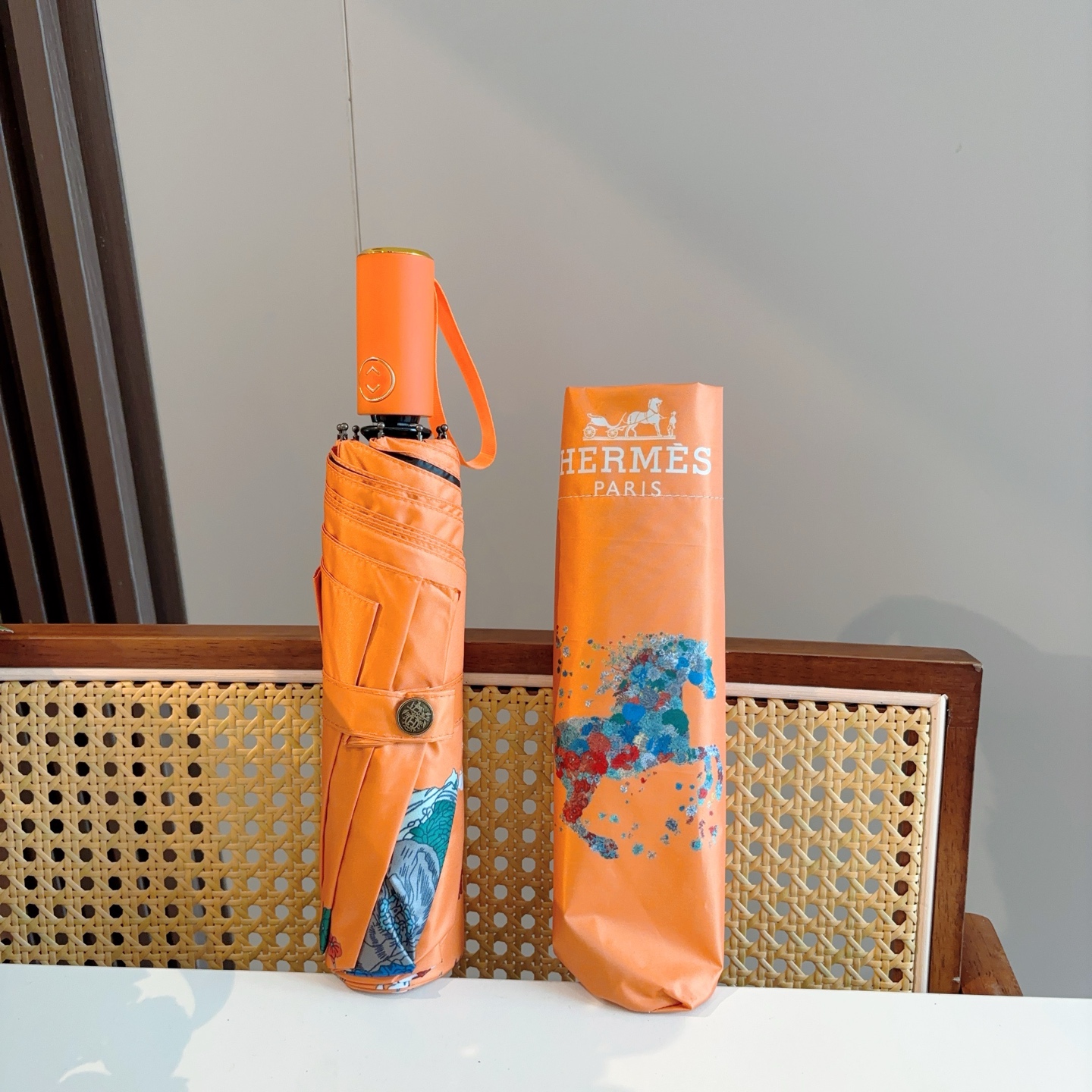 爱马仕（Hermès）   新款 极品H家三折自动伞重磅呈现 以其精湛的工艺技术和源源不断的想像力 新涂
