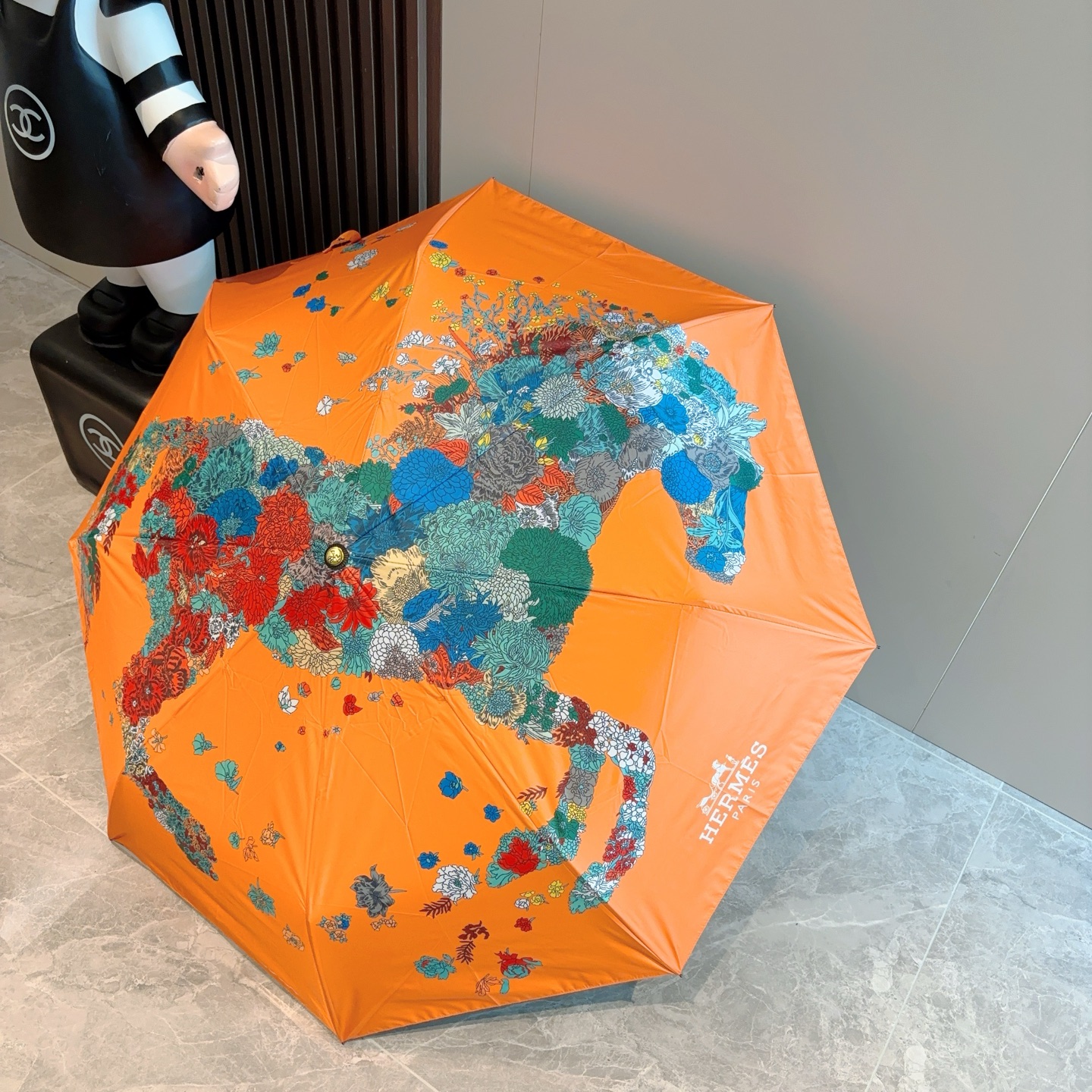 爱马仕（Hermès）   新款 极品H家三折自动伞重磅呈现 以其精湛的工艺技术和源源不断的想像力 新涂
