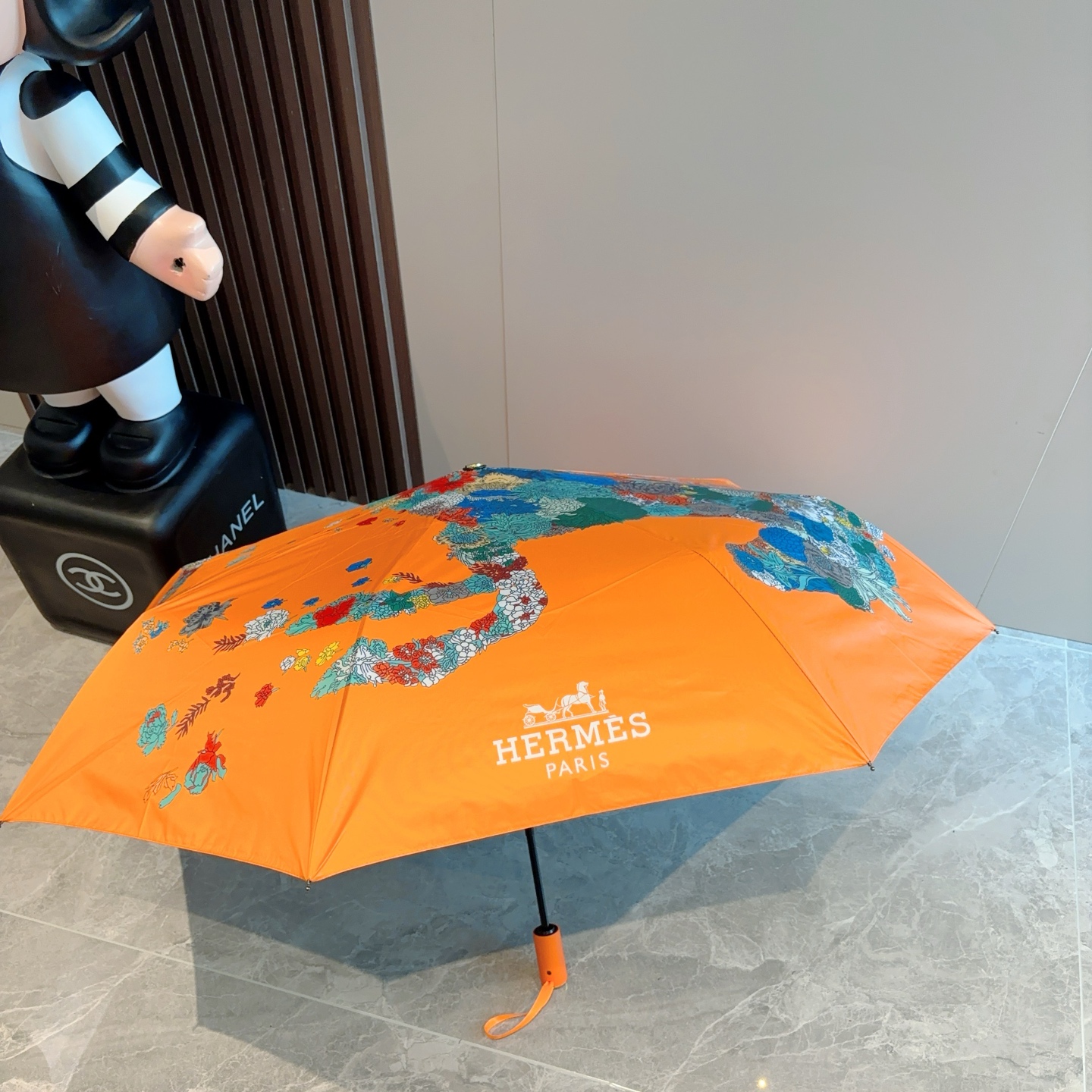 爱马仕（Hermès）   新款 极品H家三折自动伞重磅呈现 以其精湛的工艺技术和源源不断的想像力 新涂