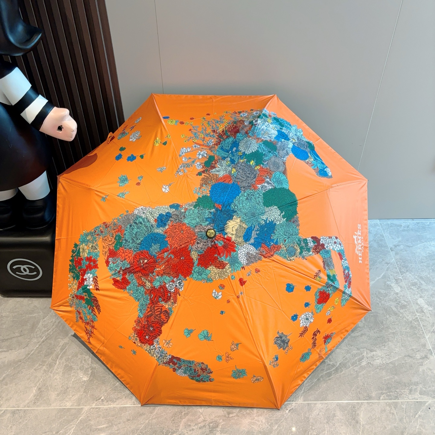 爱马仕（Hermès）   新款 极品H家三折自动伞重磅呈现 以其精湛的工艺技术和源源不断的想像力 新涂