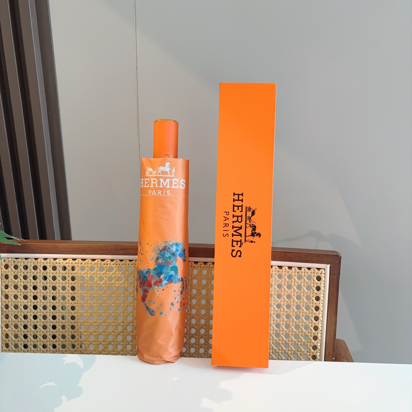 爱马仕（Hermès）   新款 极品H家三折自动伞重磅呈现 以其精湛的工艺技术和源源不断的想像力 新涂